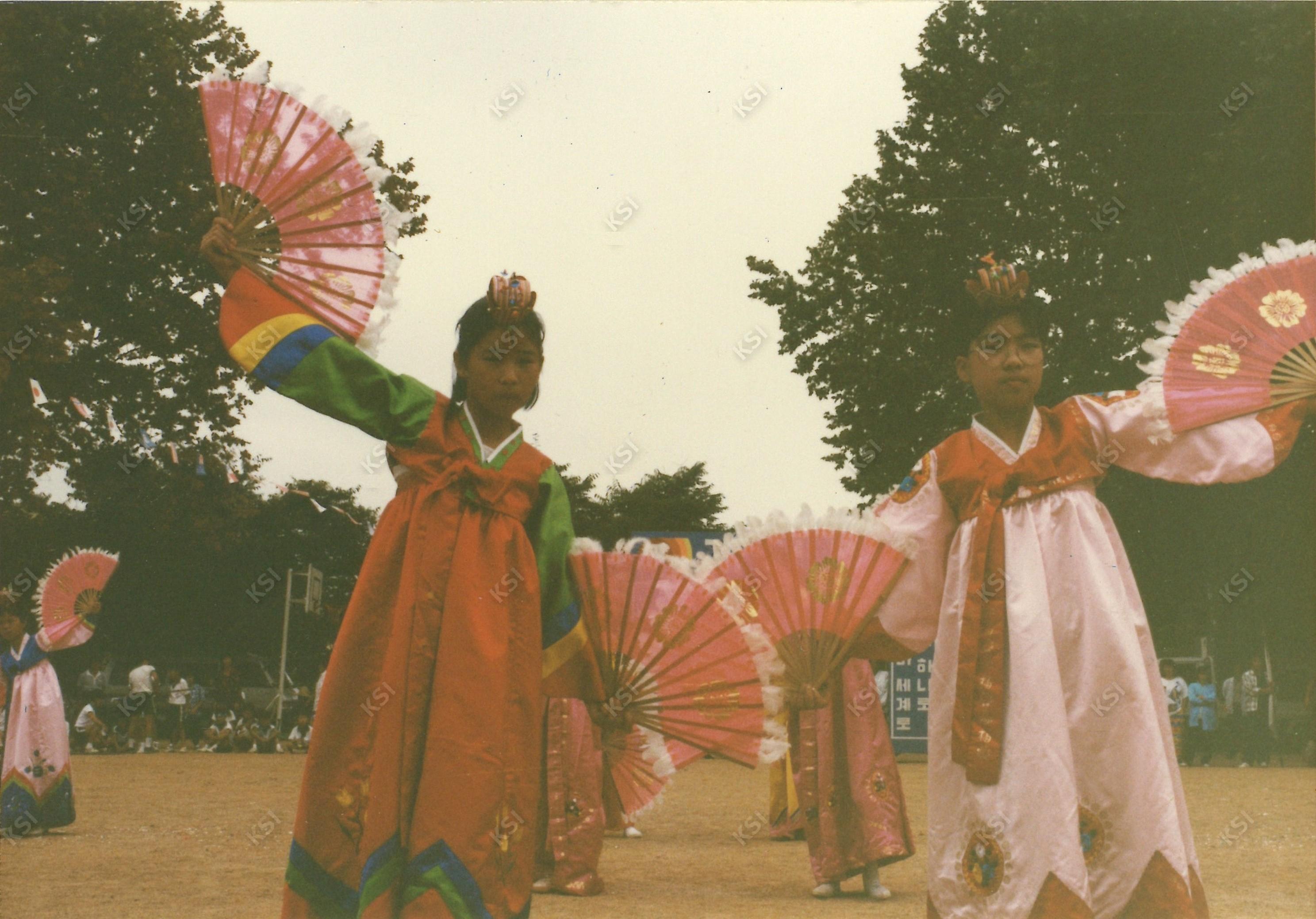 1980년대 서후국민학교 운동회 부채춤