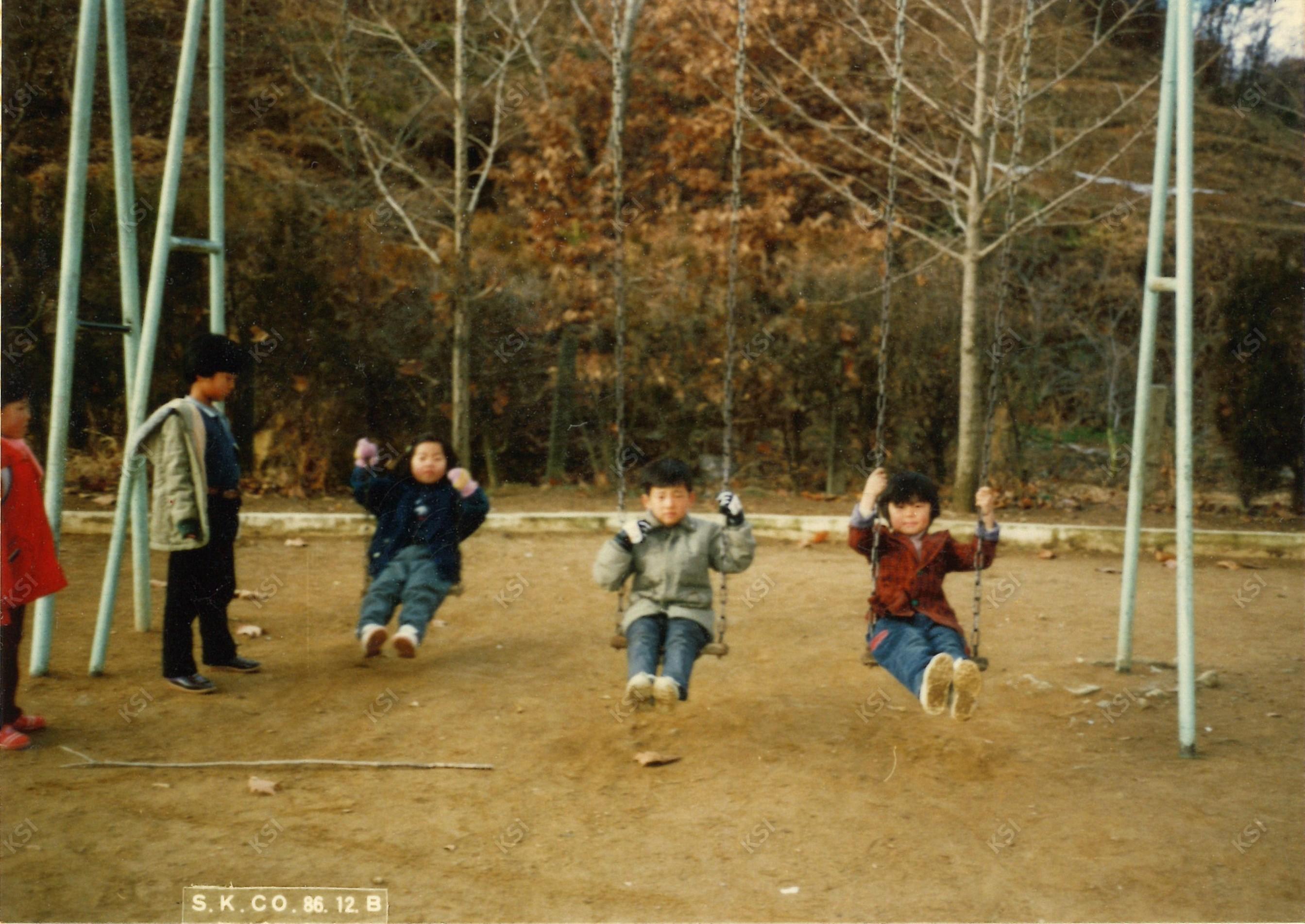 1986년 그네 타는 아이들