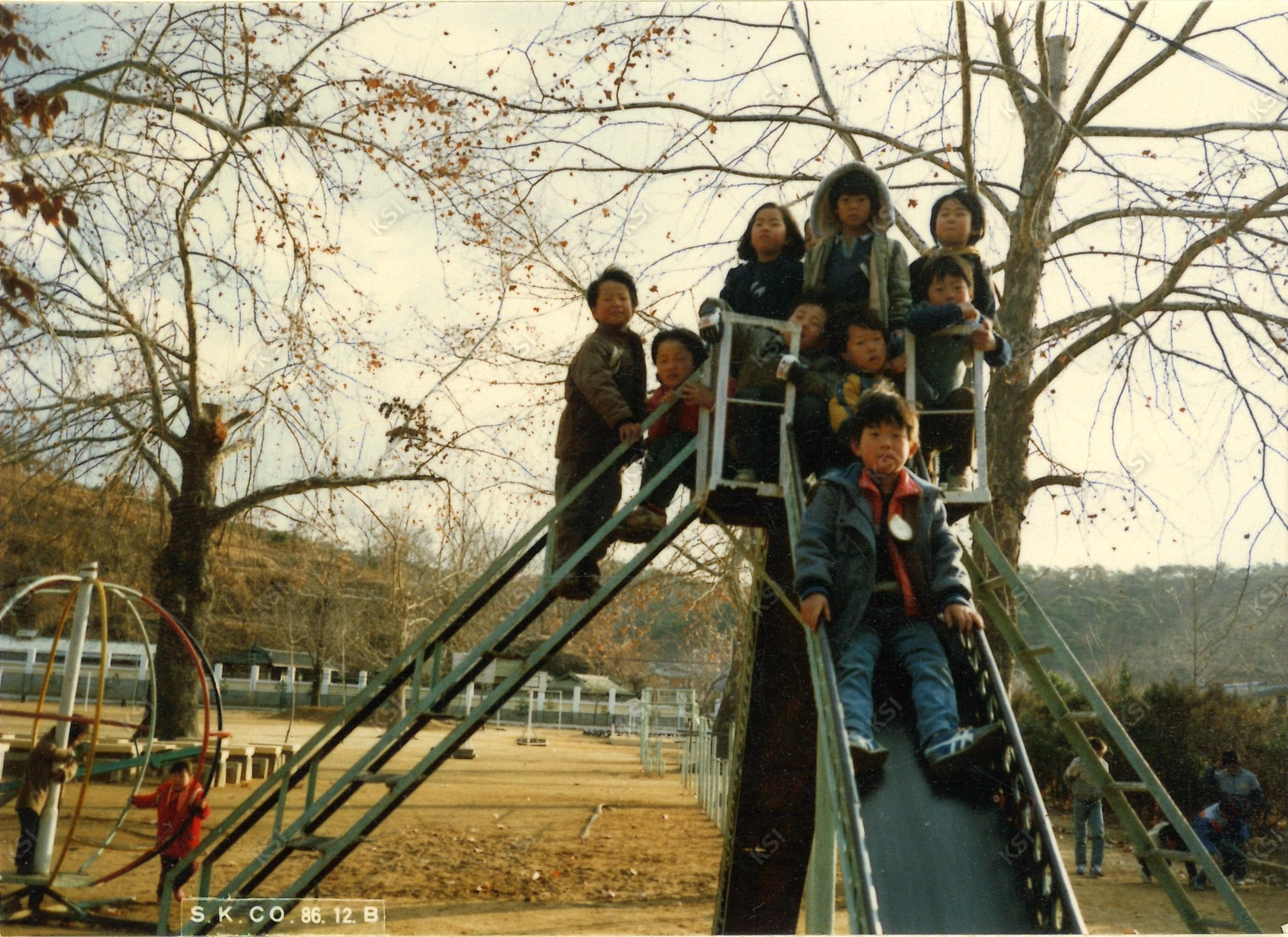 1986년대 서후국민학교 미끄럼틀에서