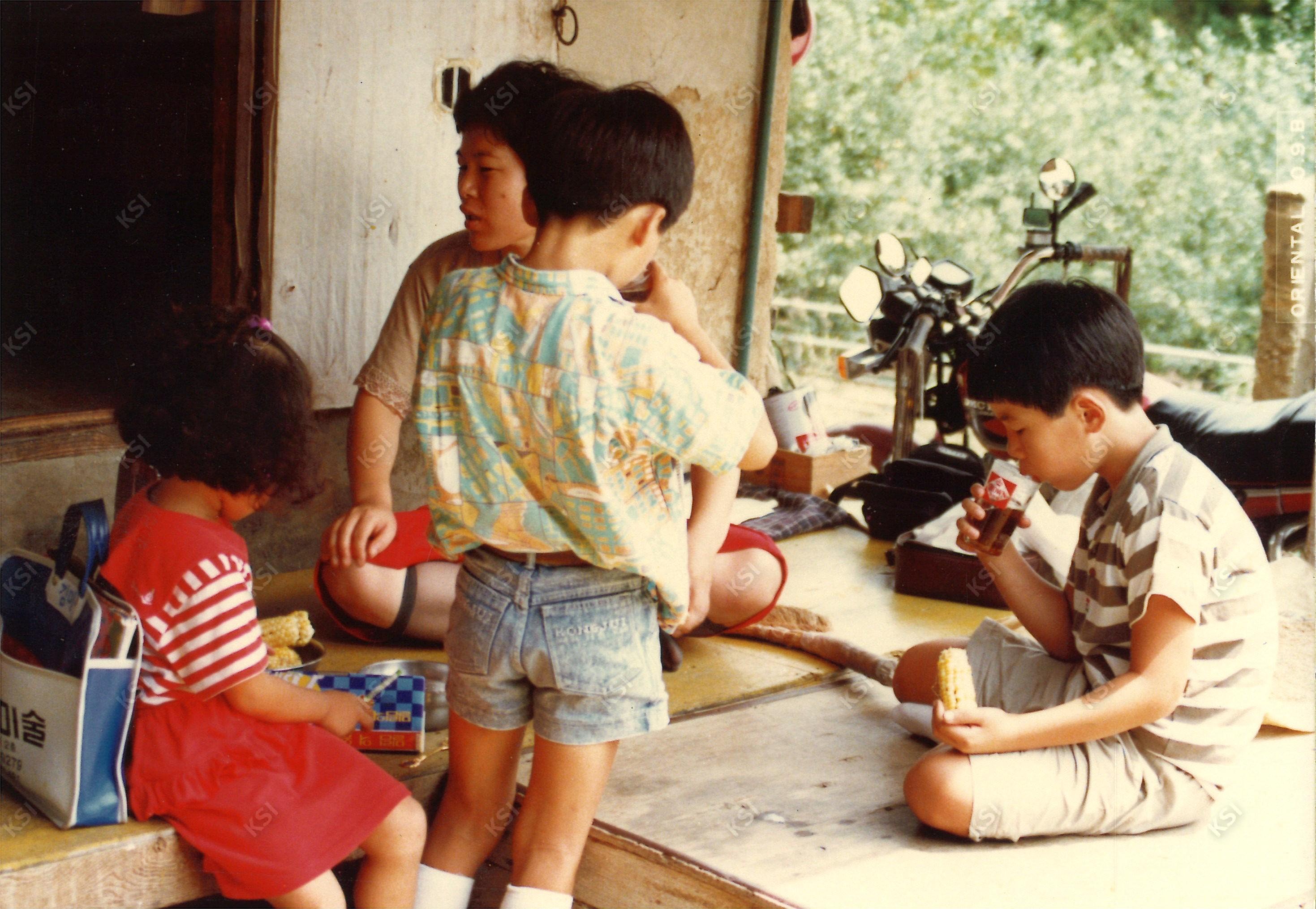 1990년 간식 먹는 아이들