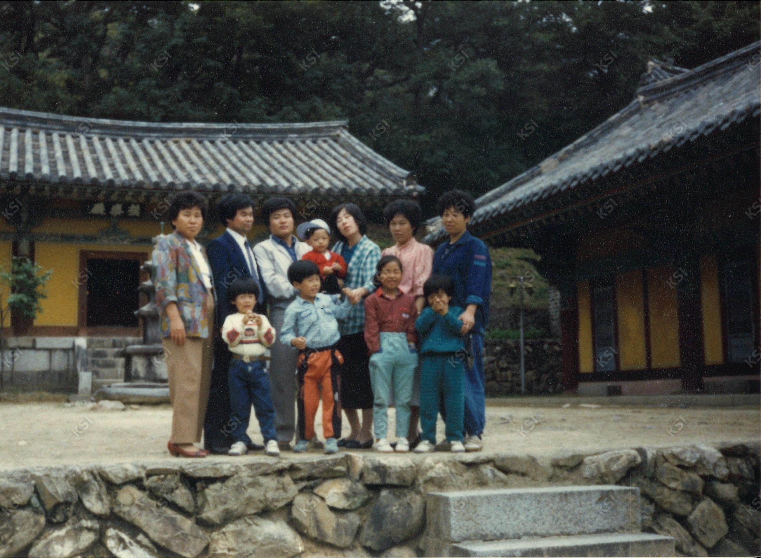 1990년대 봉정사 극락전 앞에서