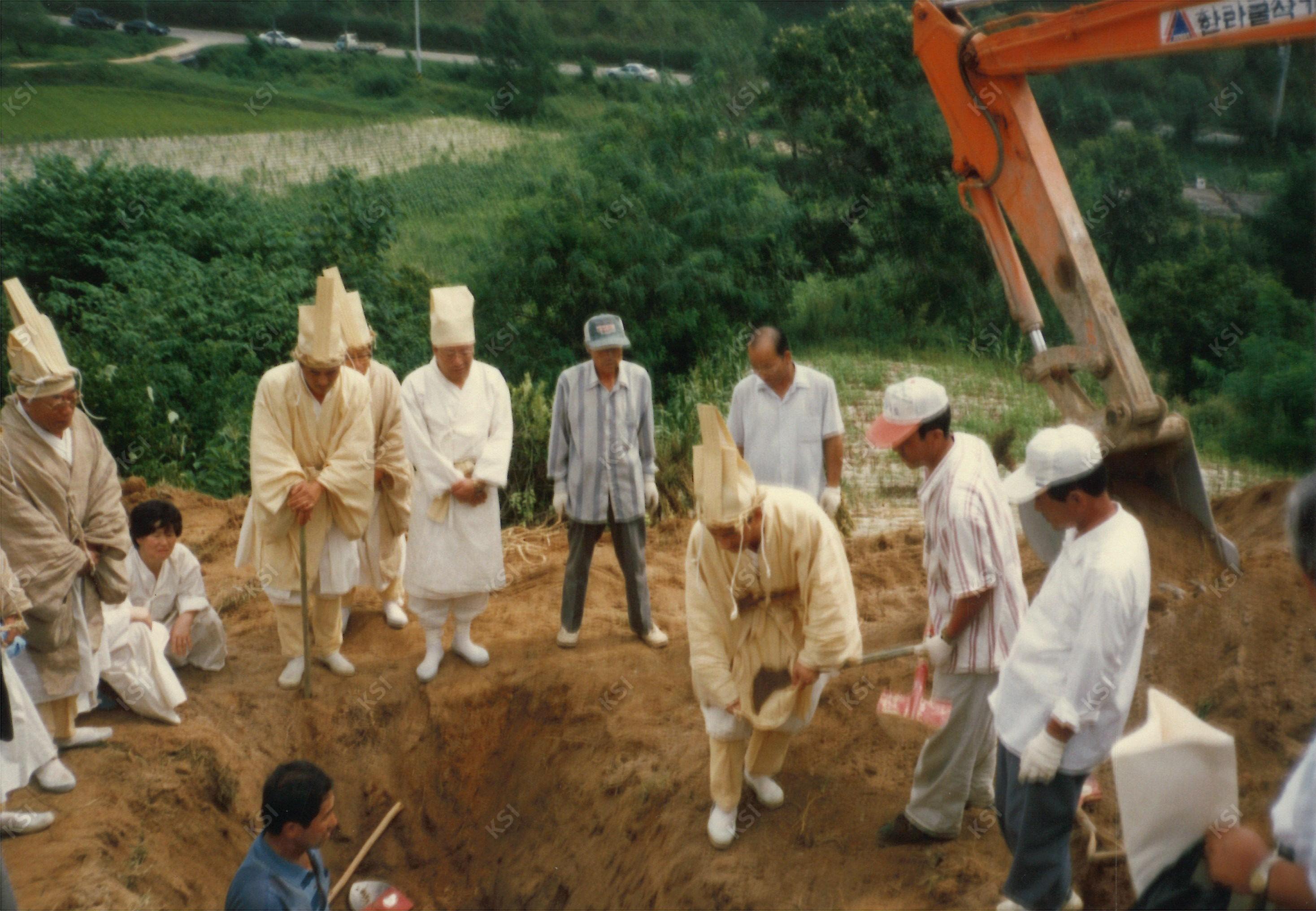 1997년 김원호 장례 때 영구 위에 명정을 덮는 모습
