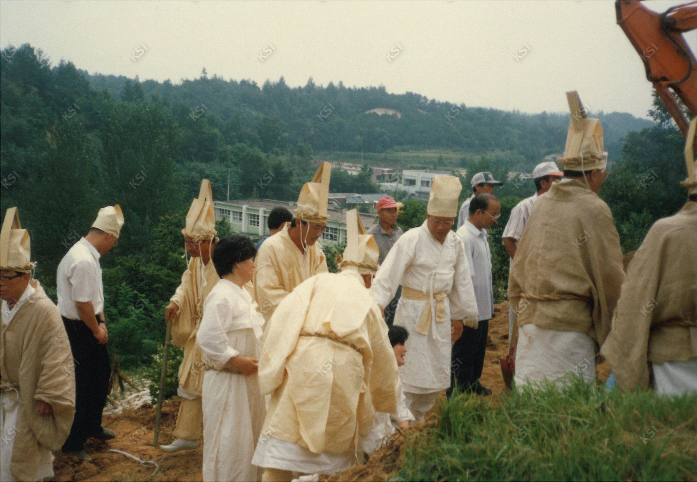 1997년 김원호 장례 때 망자와의 이별을 아파하며
