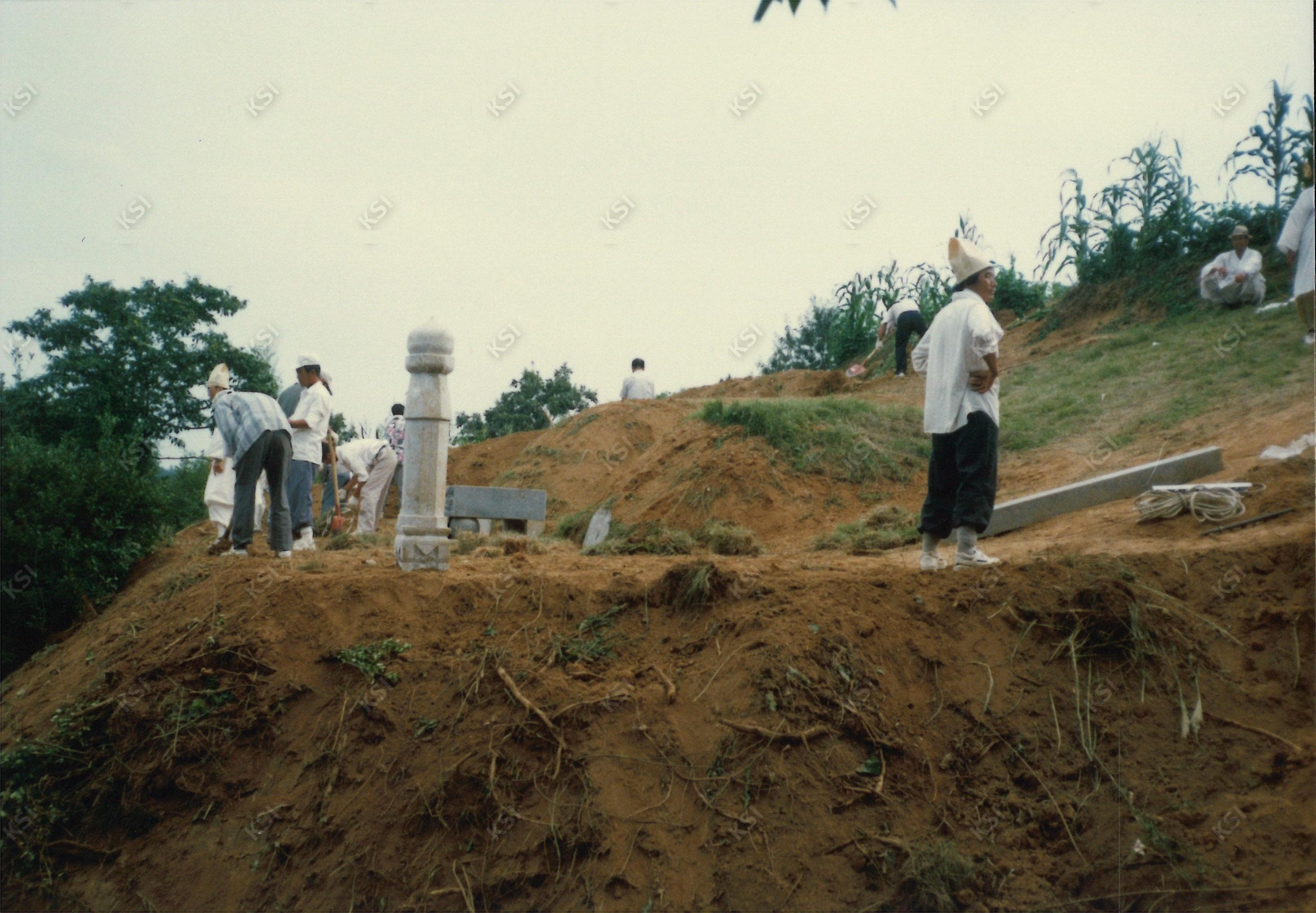 1997년 김원호 장례 때 봉분 조성 마무리