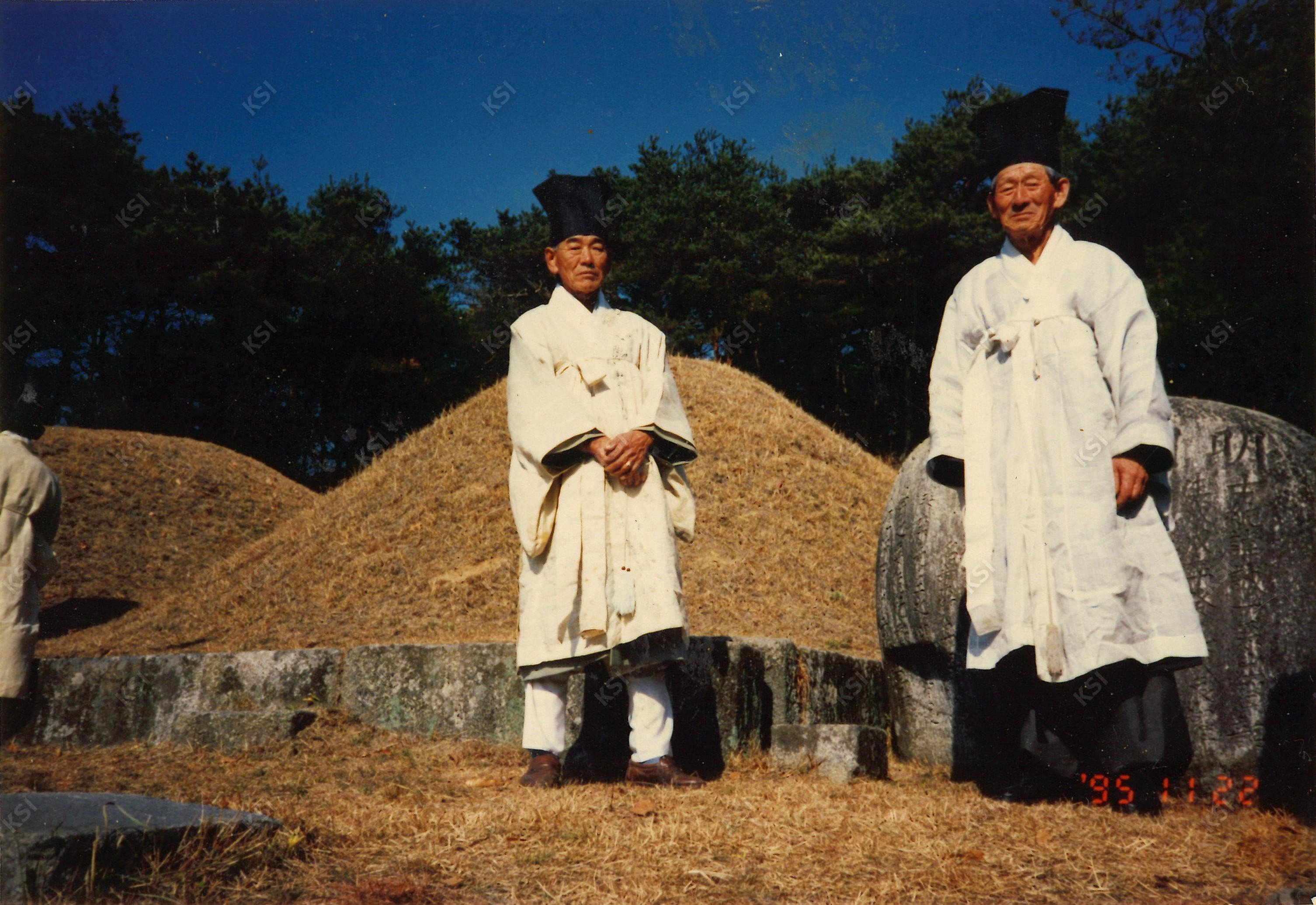 1995년 학봉 묘소