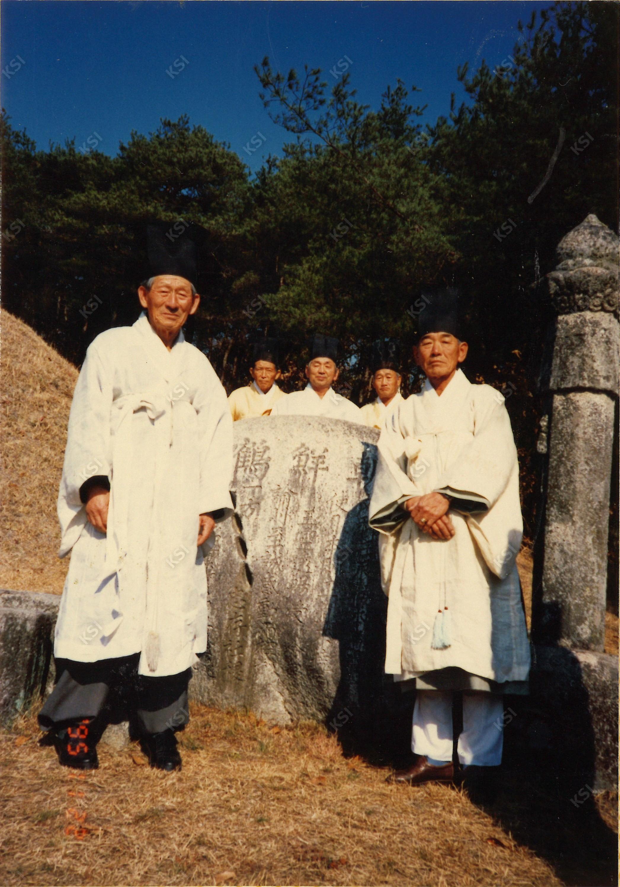 1995년 학봉 묘소