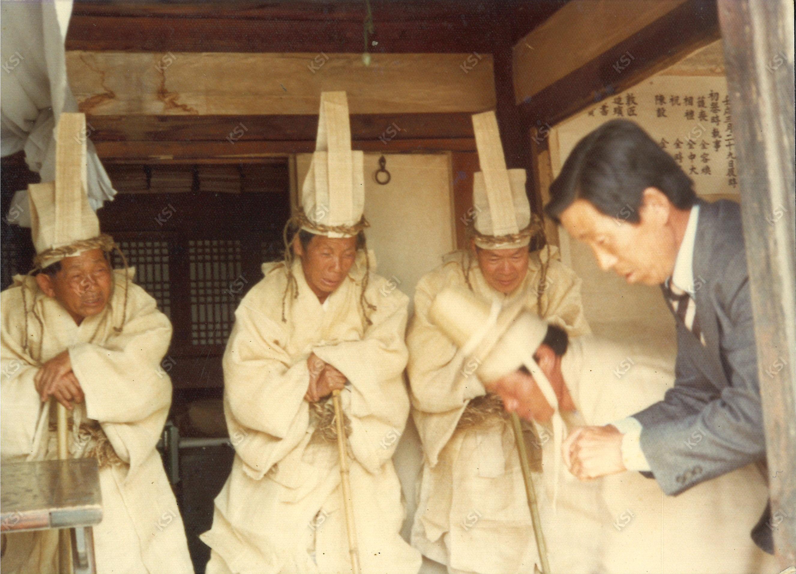 1982년 김병직 초상 때 망자에게 절하는 문상객