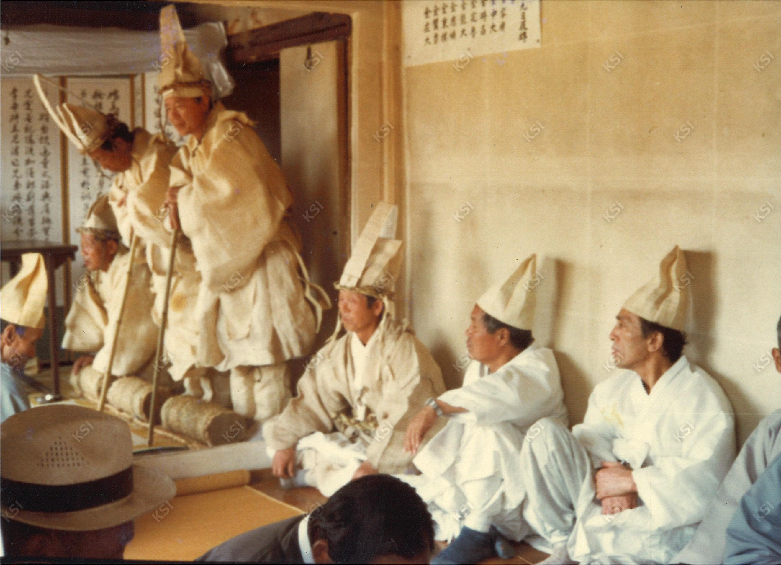 1982년 김병직 초상 때 빈소에서 문상객을 맞이하는 상주들