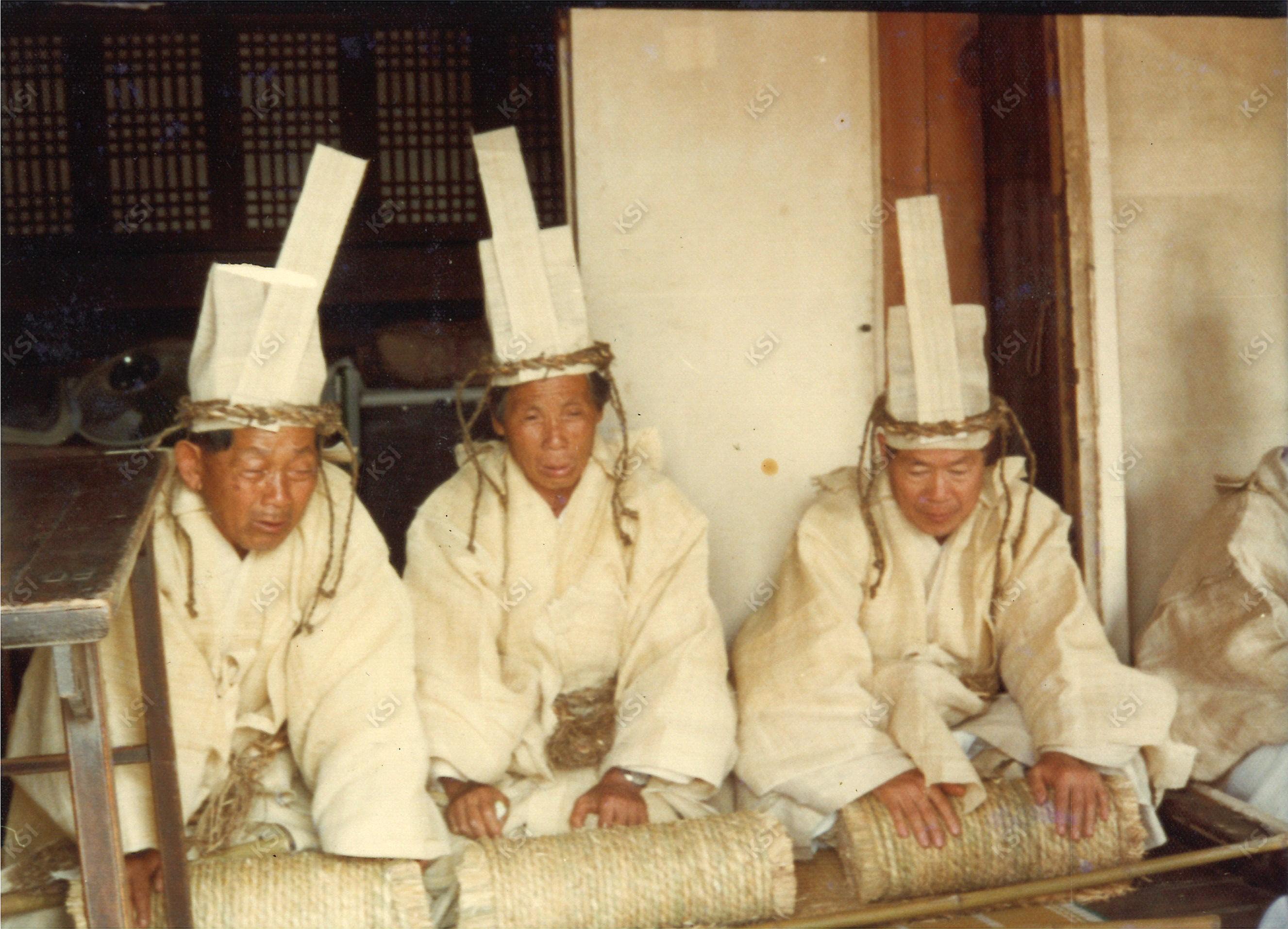 1982년 김병직 초상 때 빈소에서 문상객을 맞이하는 상주들
