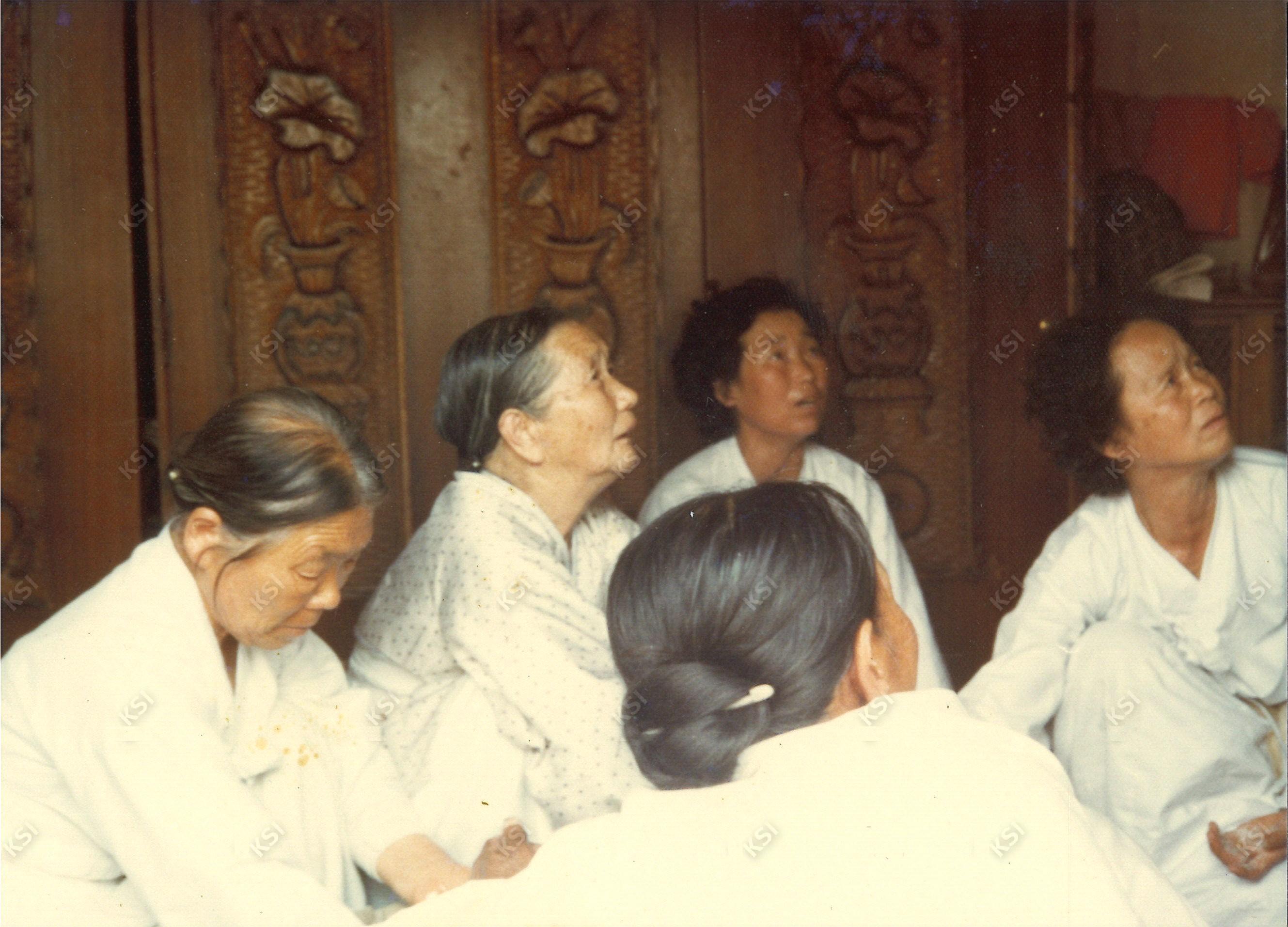 1982년 김병직 초상 때 상복을 입은 일가 여성들