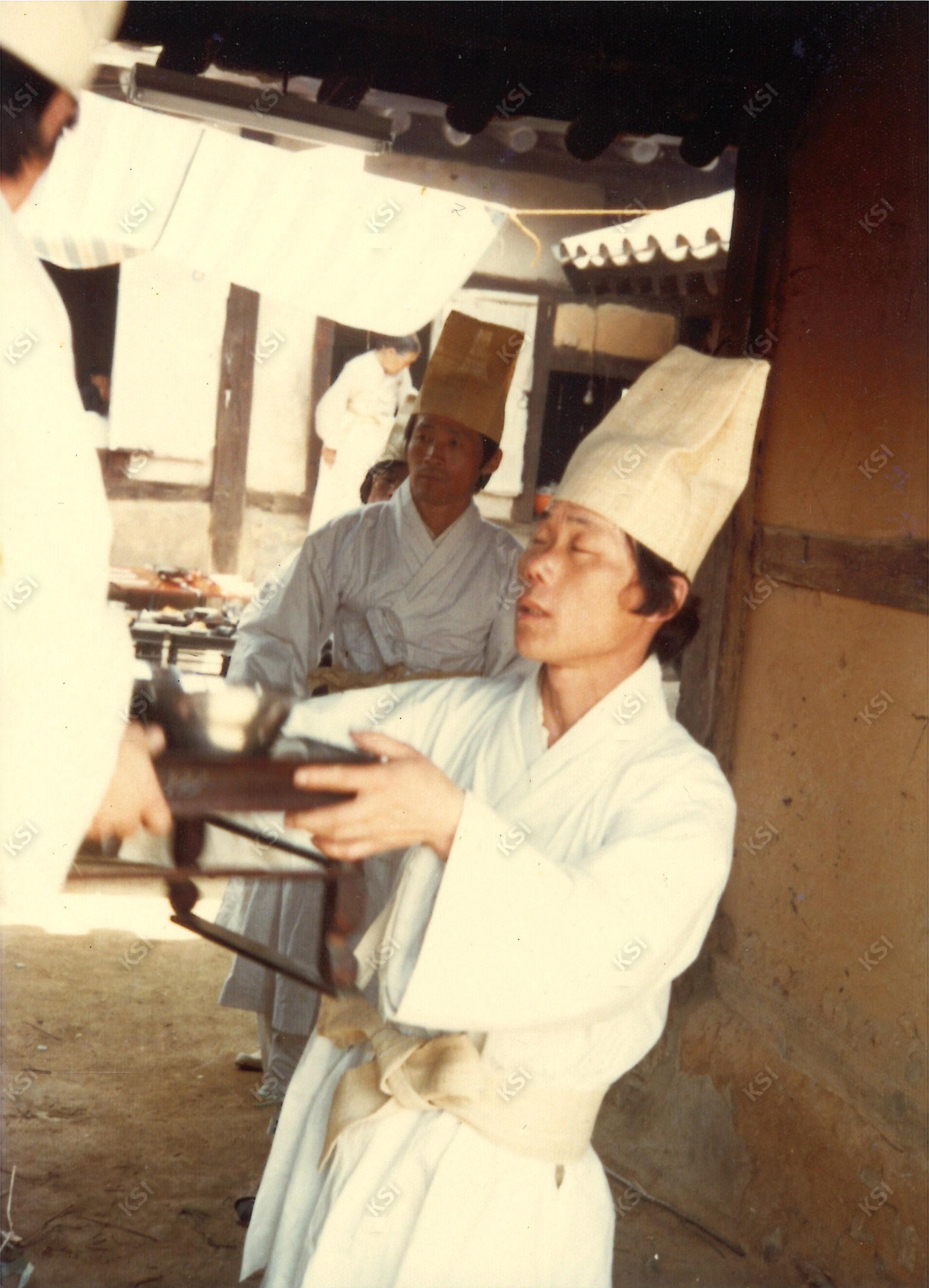 1982년 김병직 초상 때 빈소에 제수 나르기