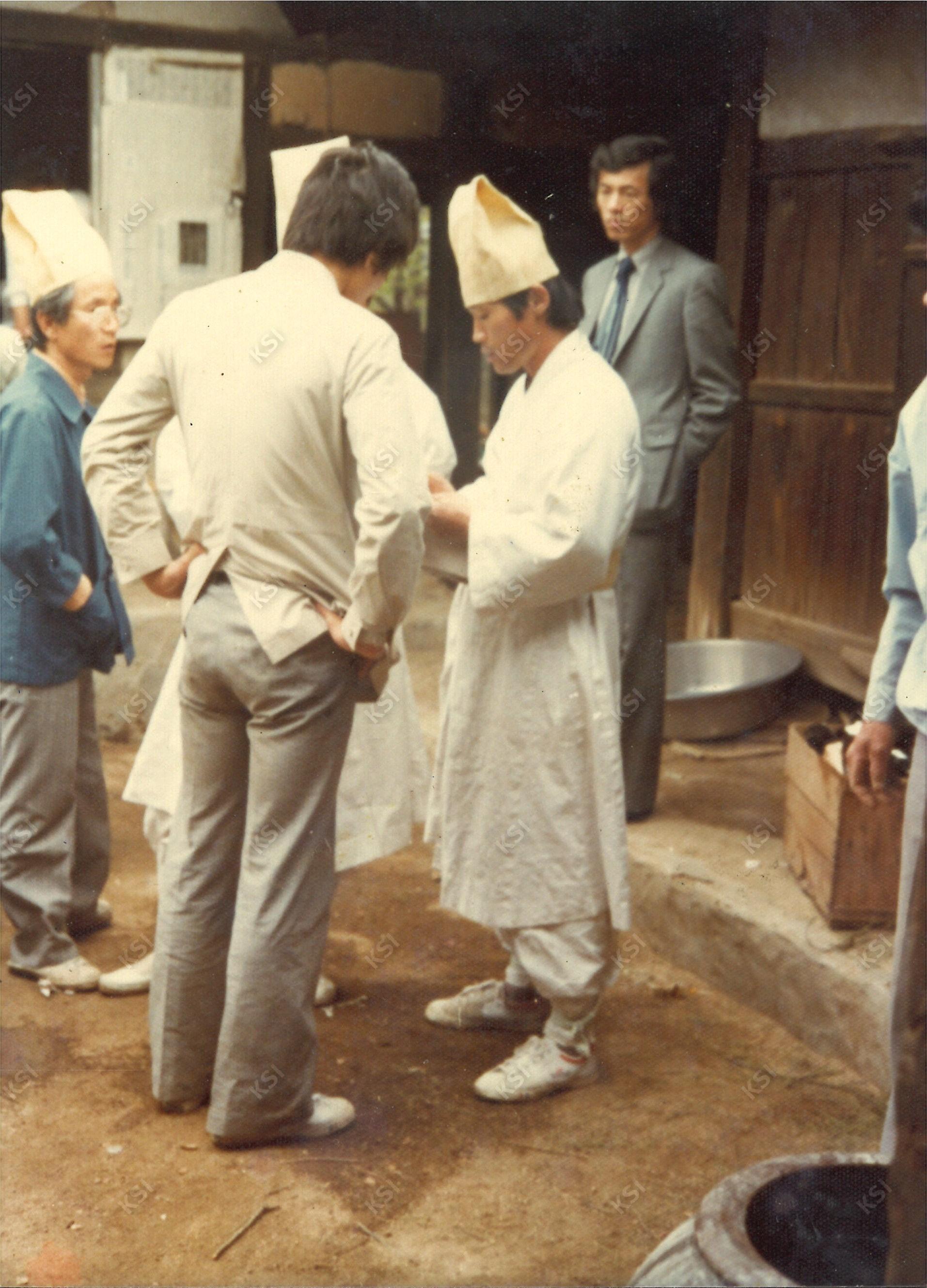 1982년 김병직 초상 때 역할 분담을 논의하는 모습
