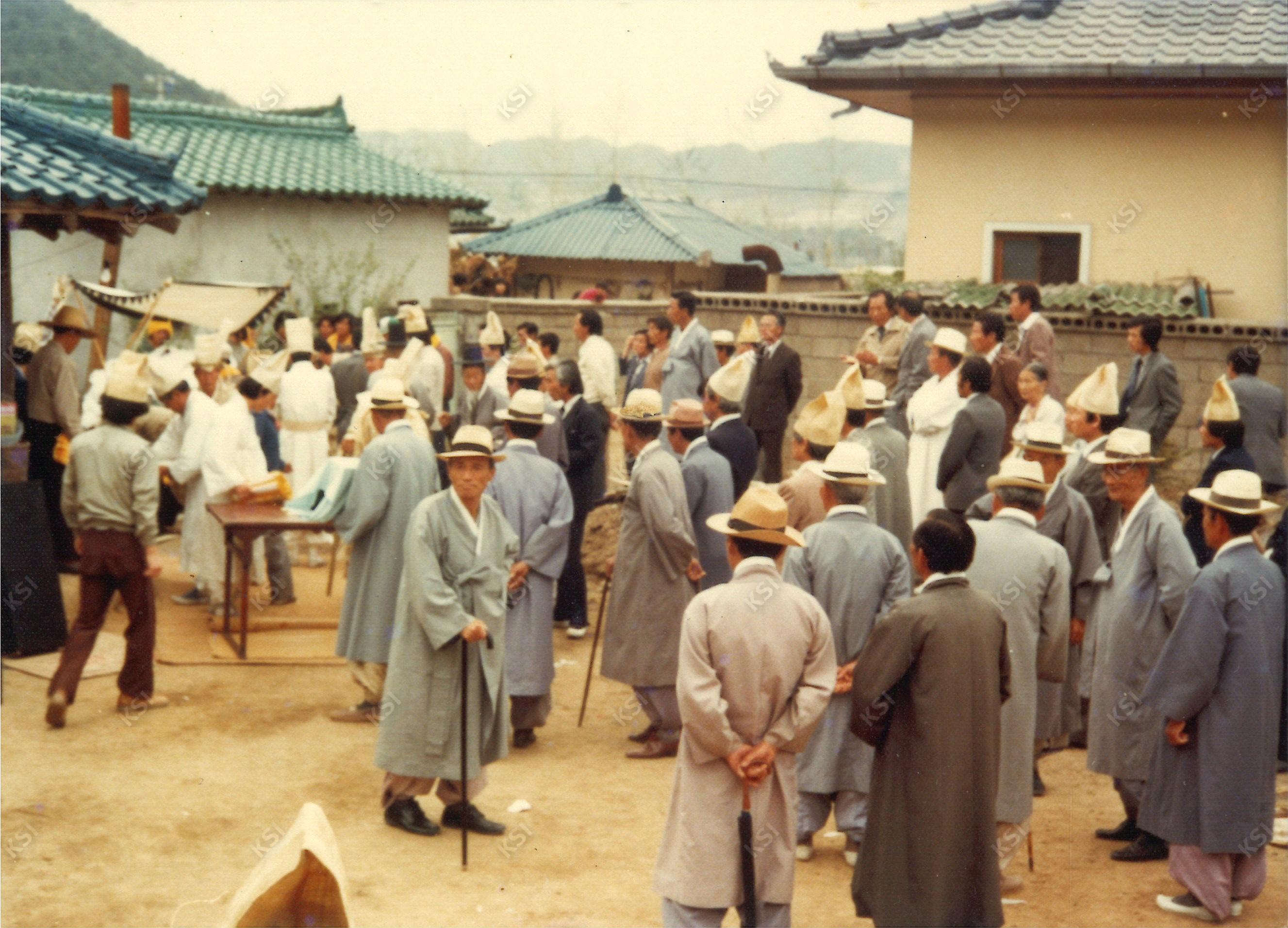 1982년 김병직 장례 발인 때 문상객들