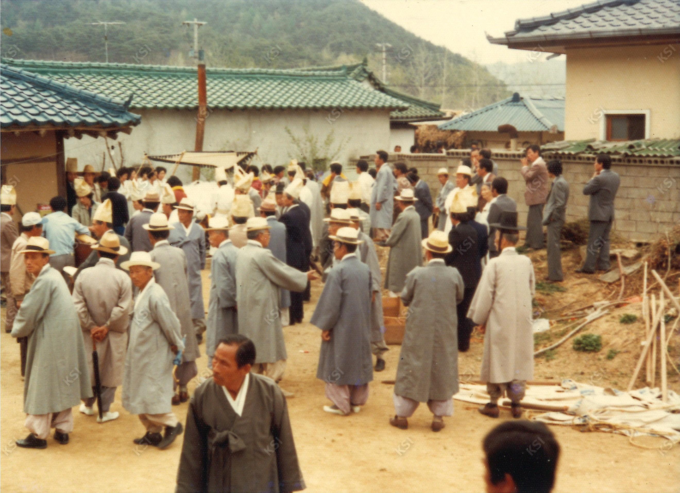 1982년 김병직 장례 발인 때 문상객들