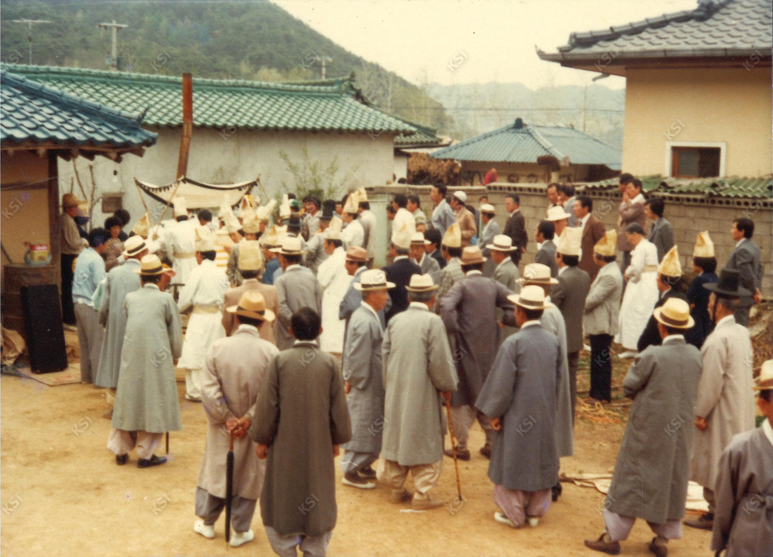 1982년 김병직 장례 발인 때 문상객들