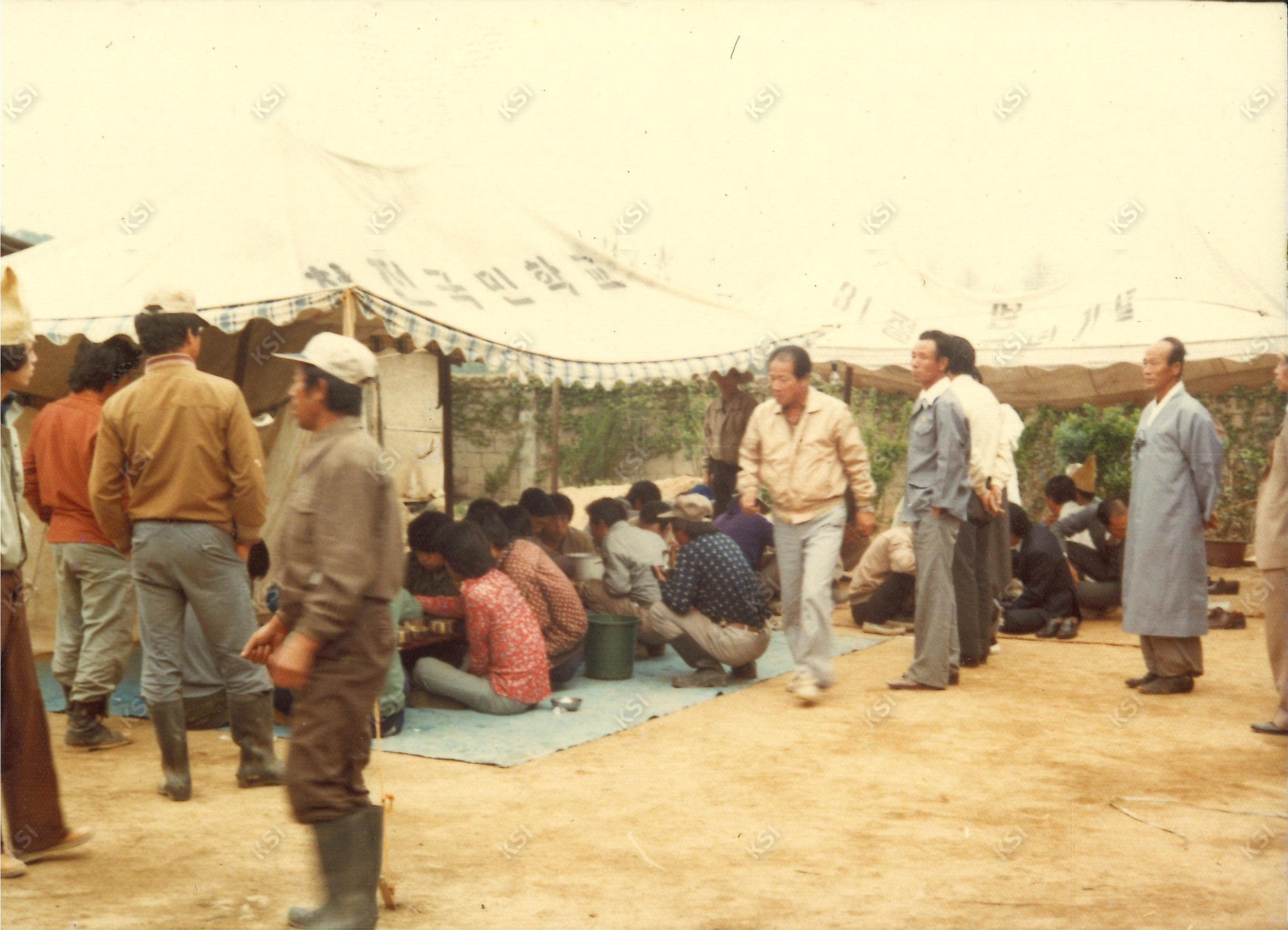 1982년 김병직 장례 발인 때 상두꾼들의 식사