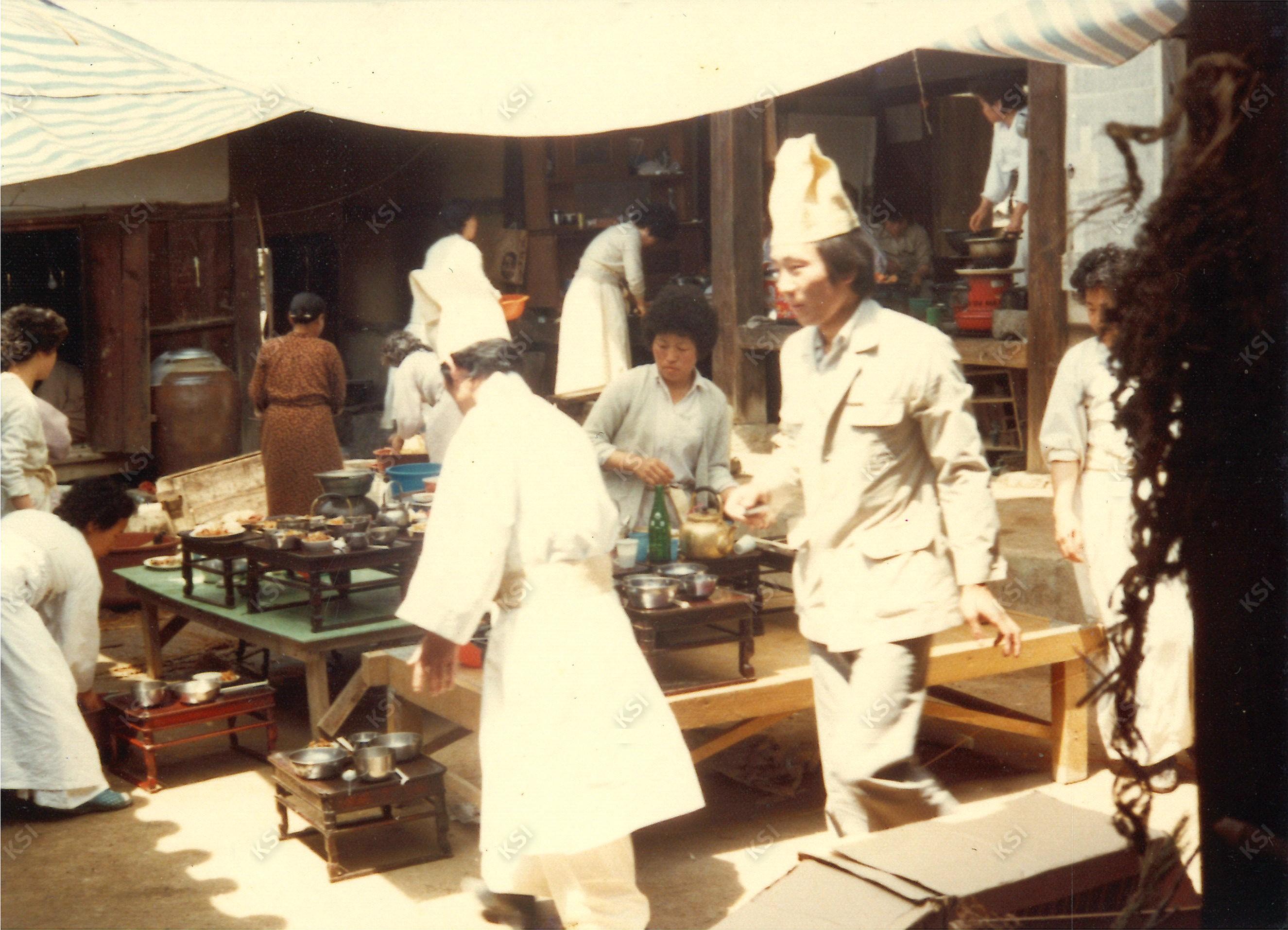 1982년 김병직 장례 발인 때 음식 준비