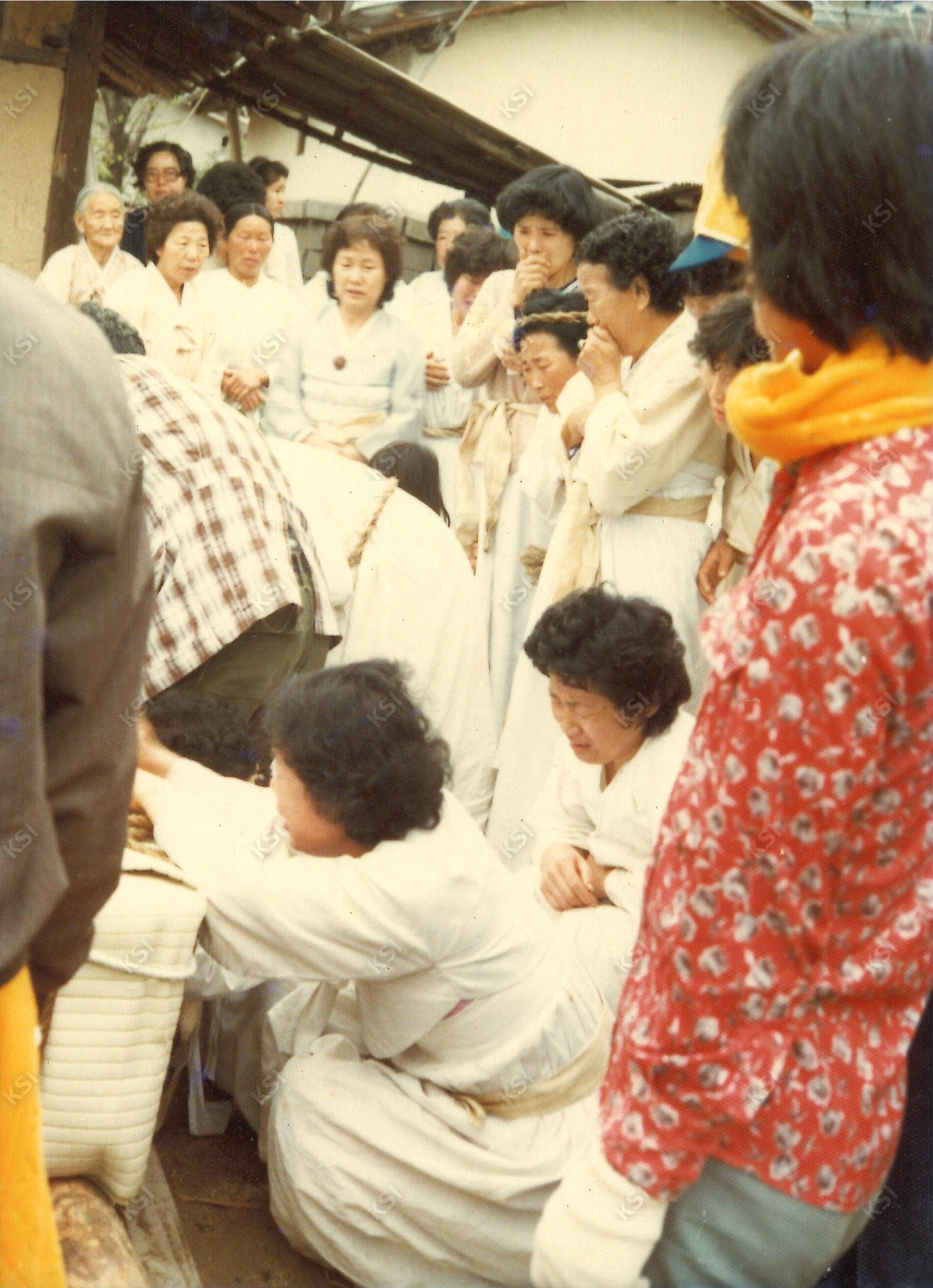 1982년 김병직 장례 발인 때 영구 앞에서 흐느끼는 여성 상주들