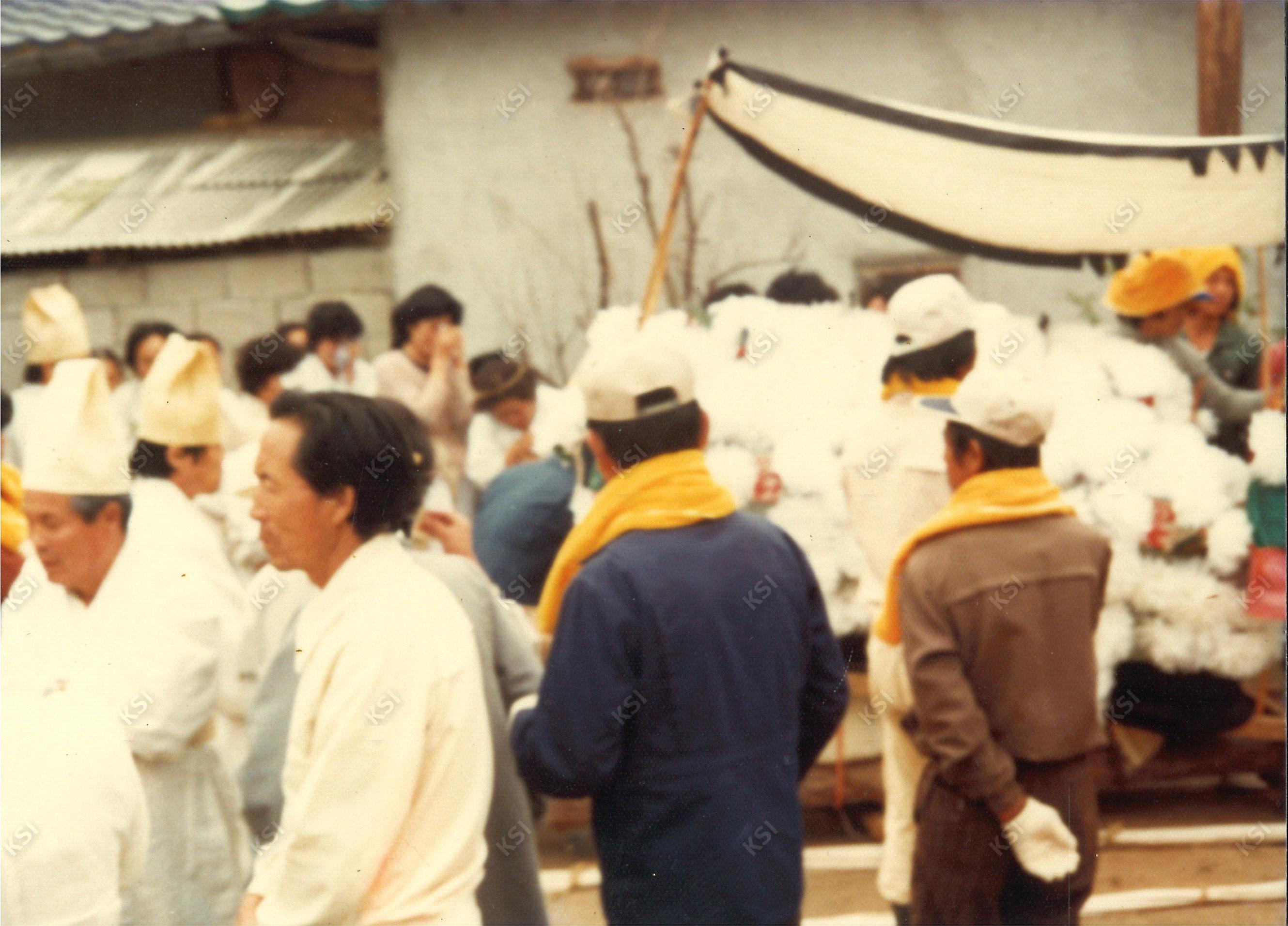 1982년 김병직 장례 발인 때 상여 조립