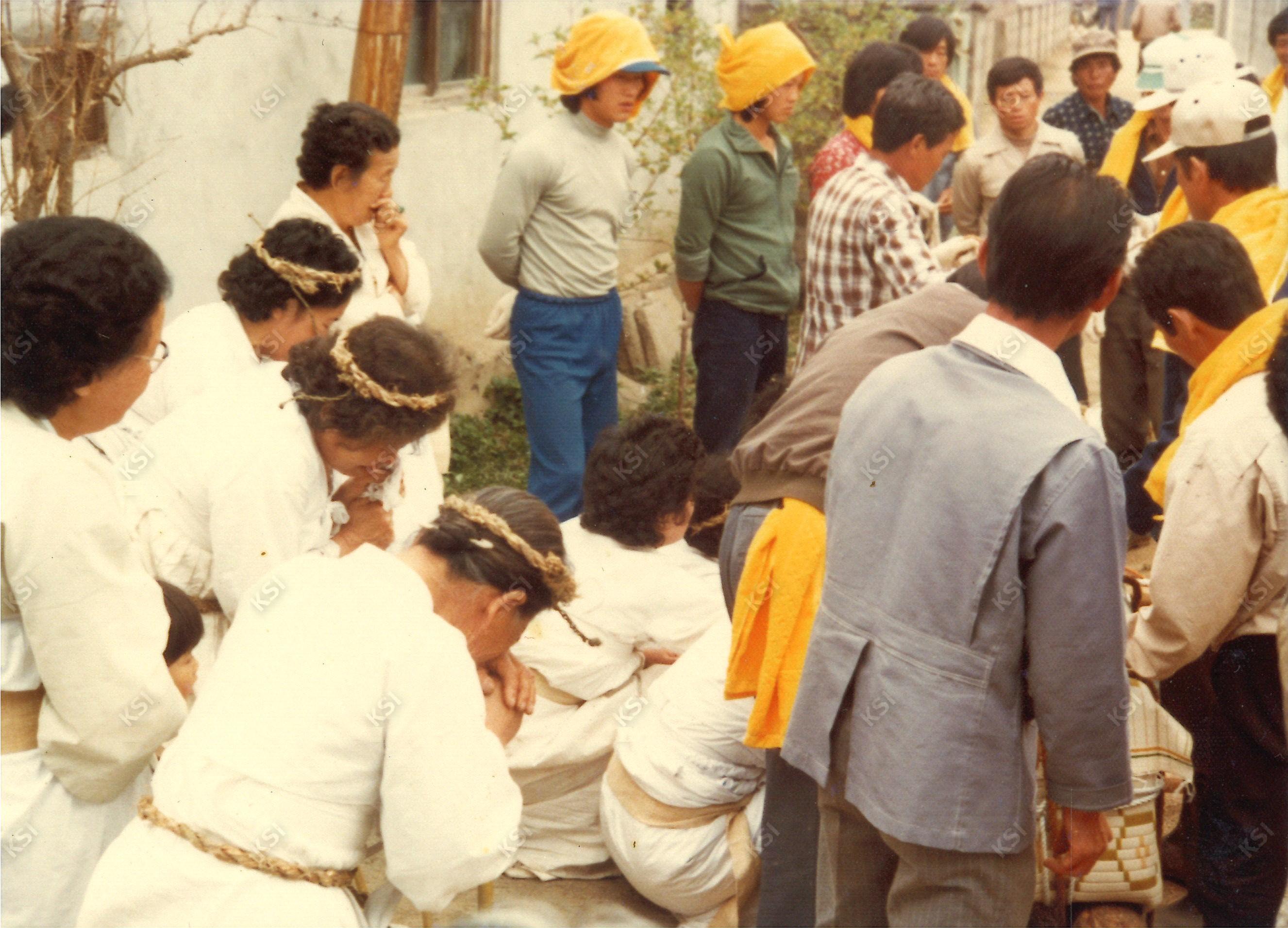 1982년 김병직 장례 발인 때 영구 앞에서 흐느끼는 여성들