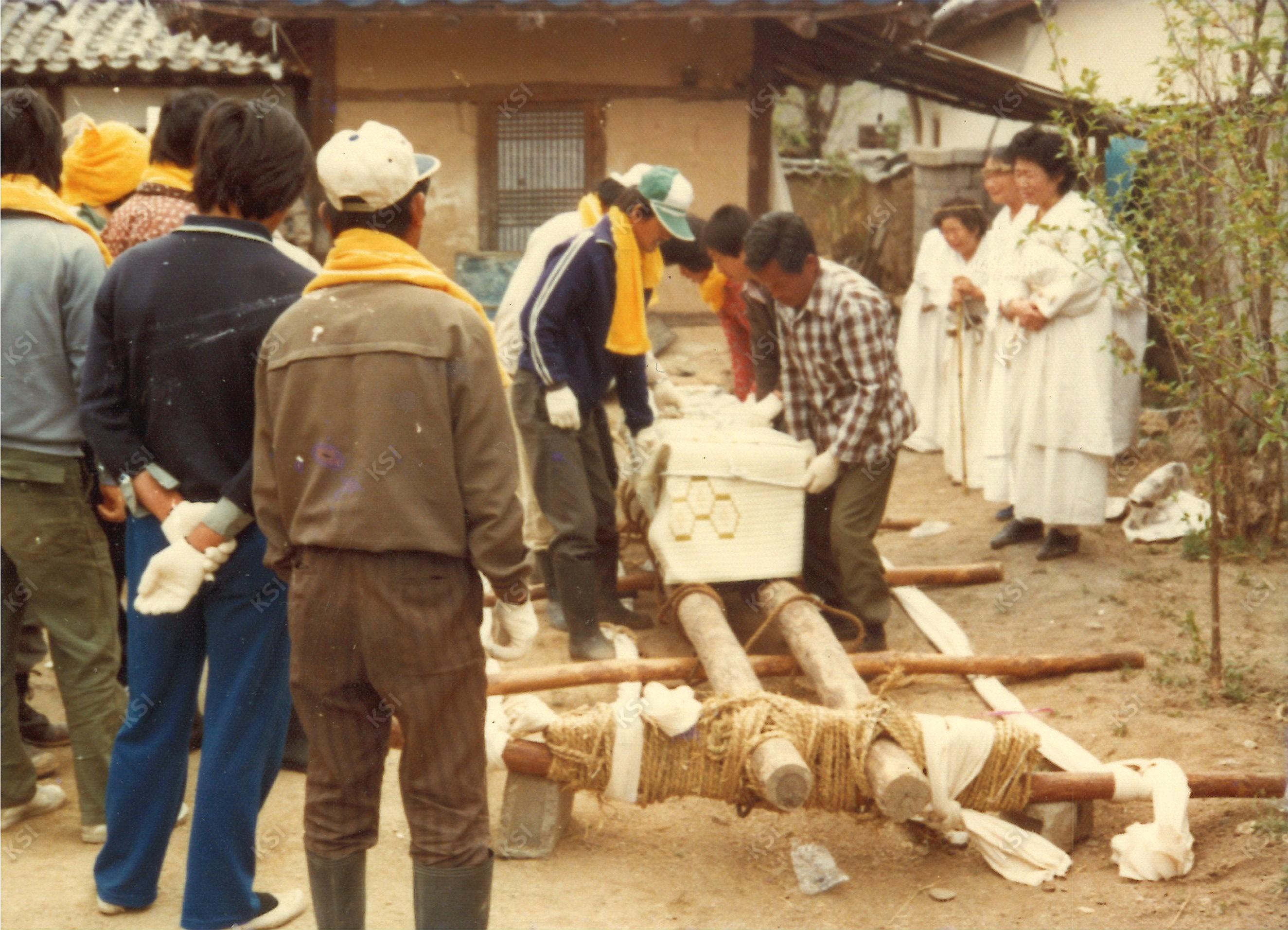 1982년 김병직 장례 발인 때 상여 조립