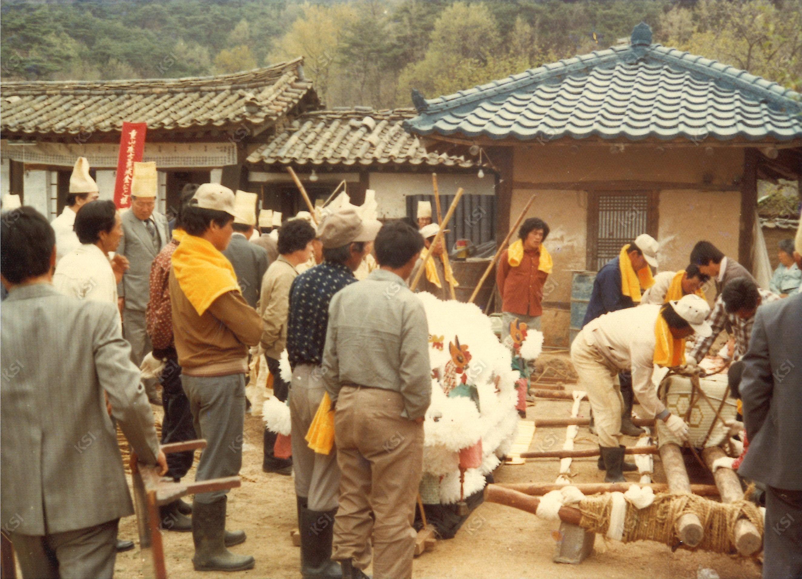 1982년 김병직 장례 발인 때 상여 조립