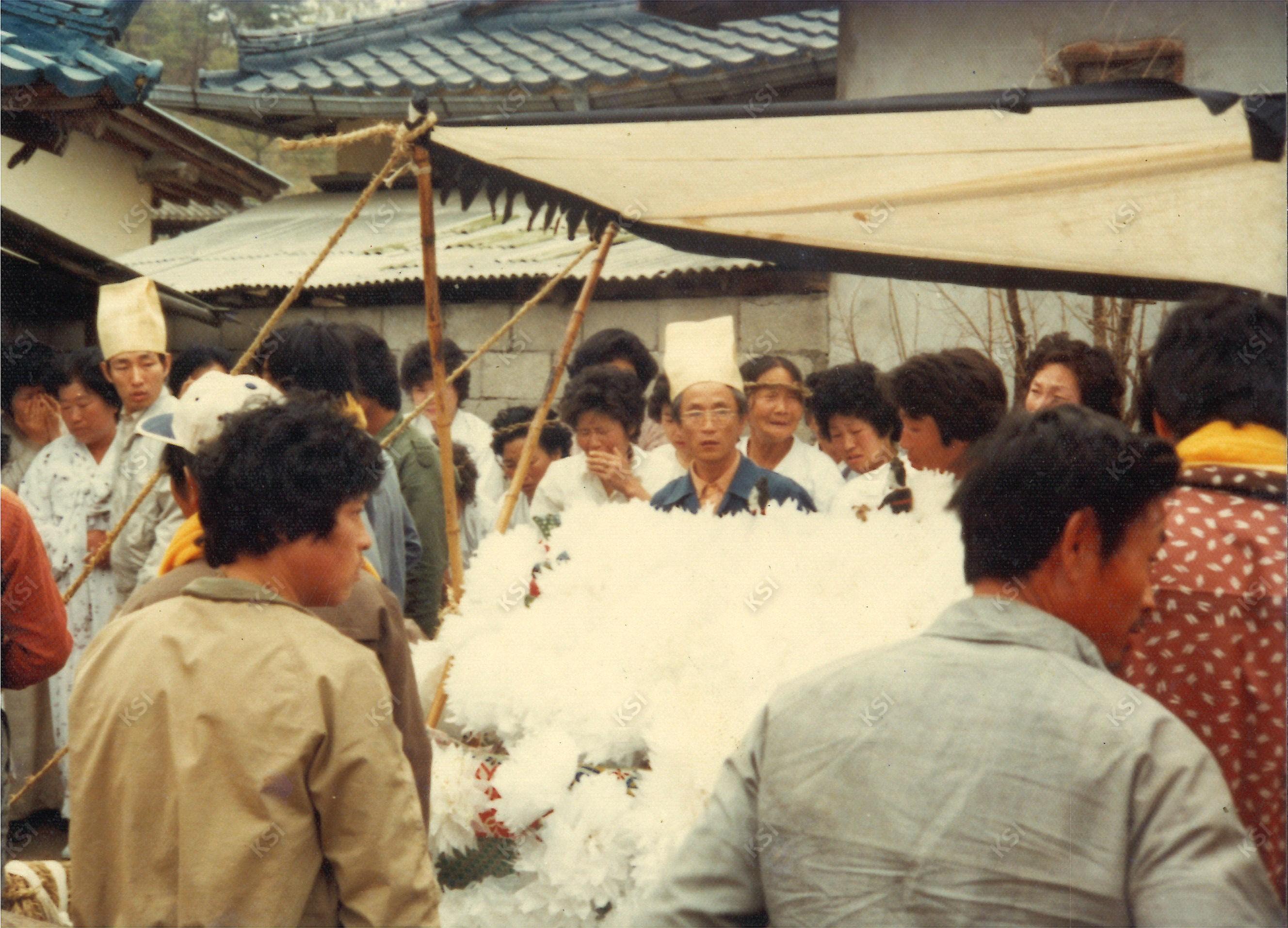 1982년 김병직 장례 발인 때 상여 조립