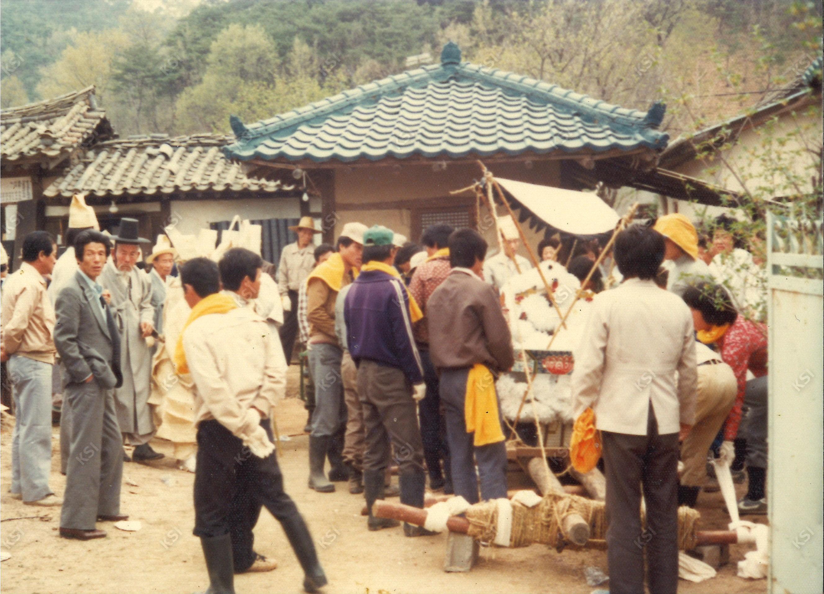1982년 김병직 장례 발인 때 상여 조립