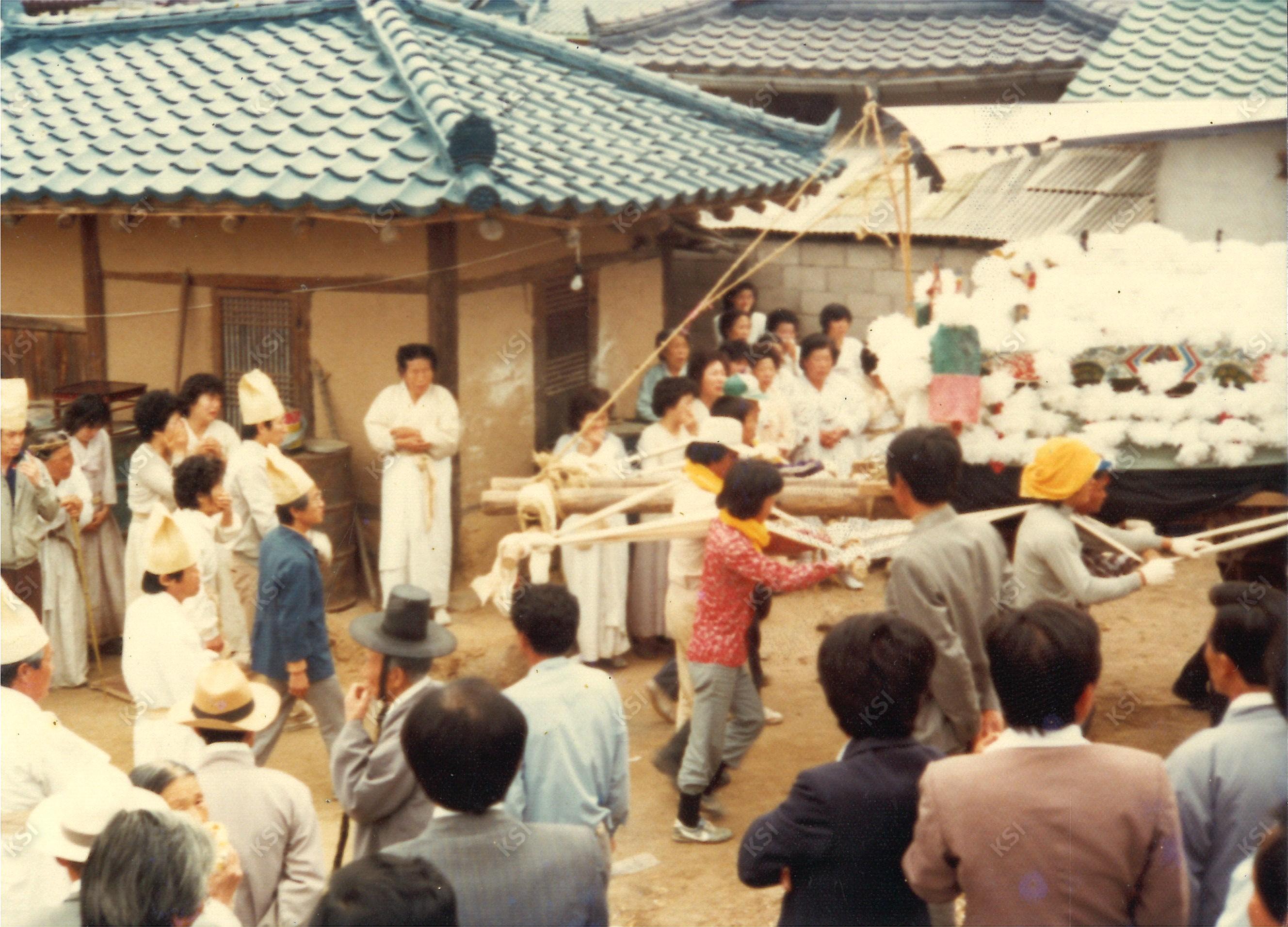 1982년 김병직 장례 발인 때 행상