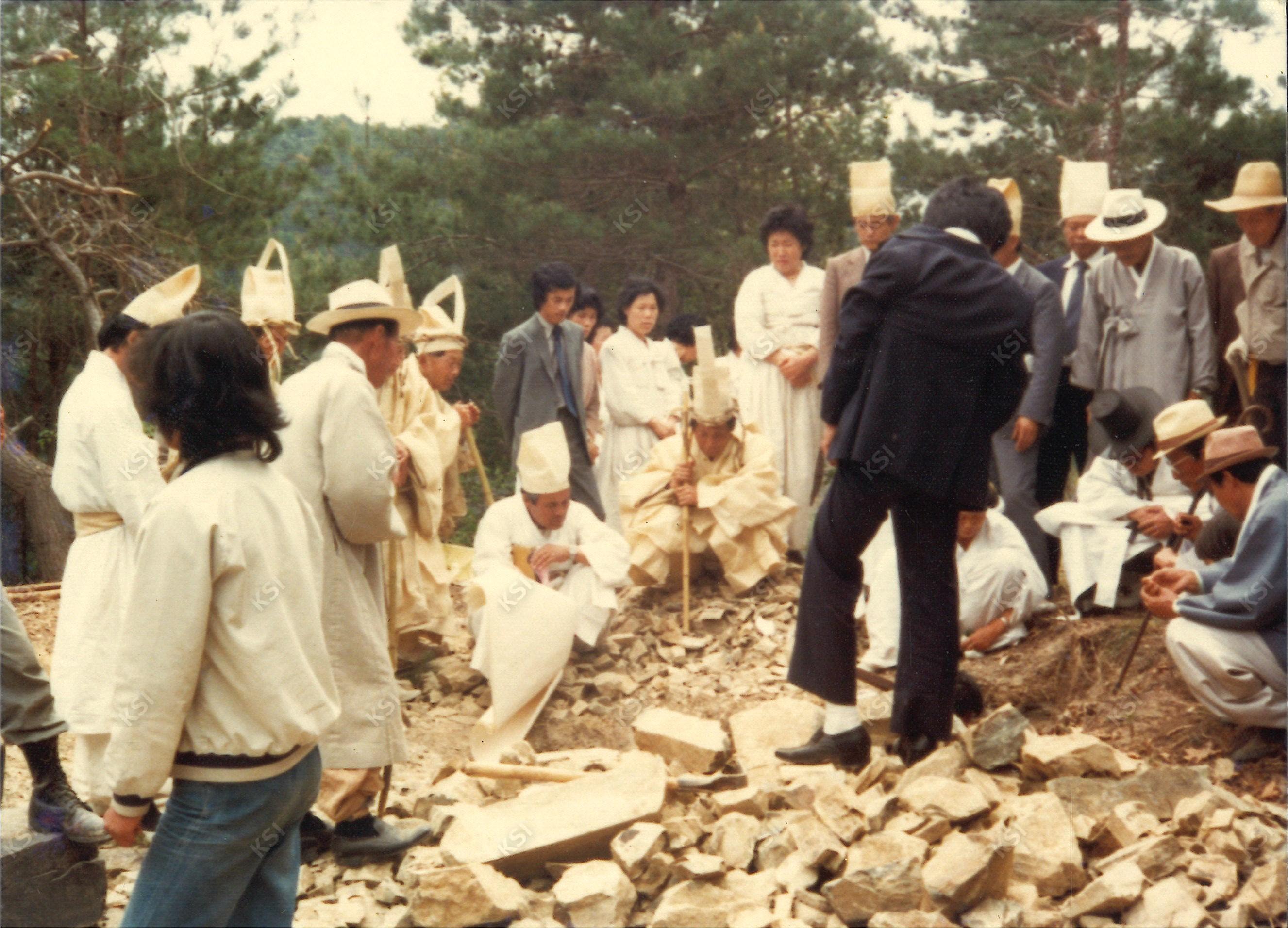 1982년 김병직 장례 때 묘터 살피기