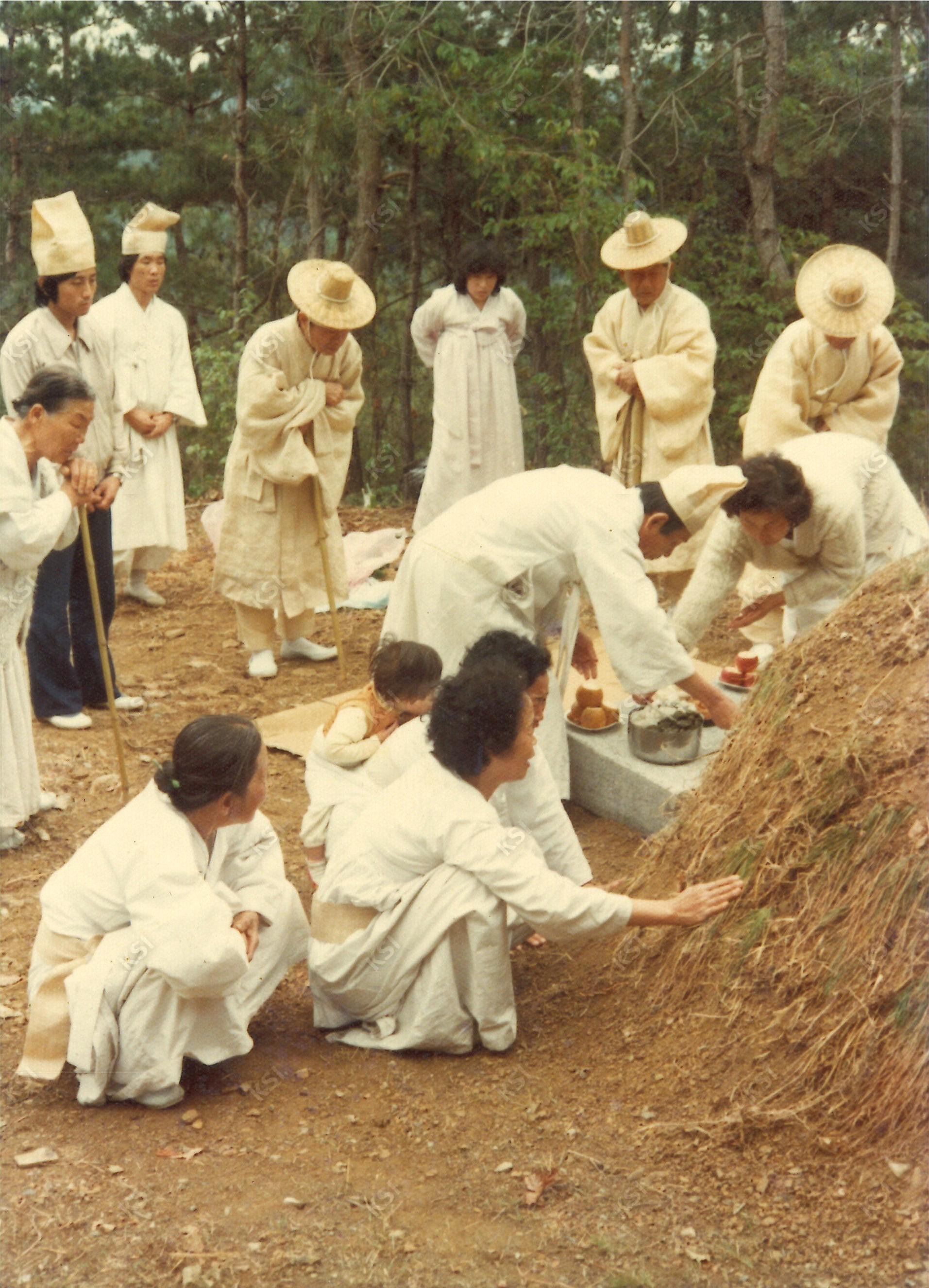 1982년 김병직 장례 때 봉분 조성을 마친 뒤 상주들