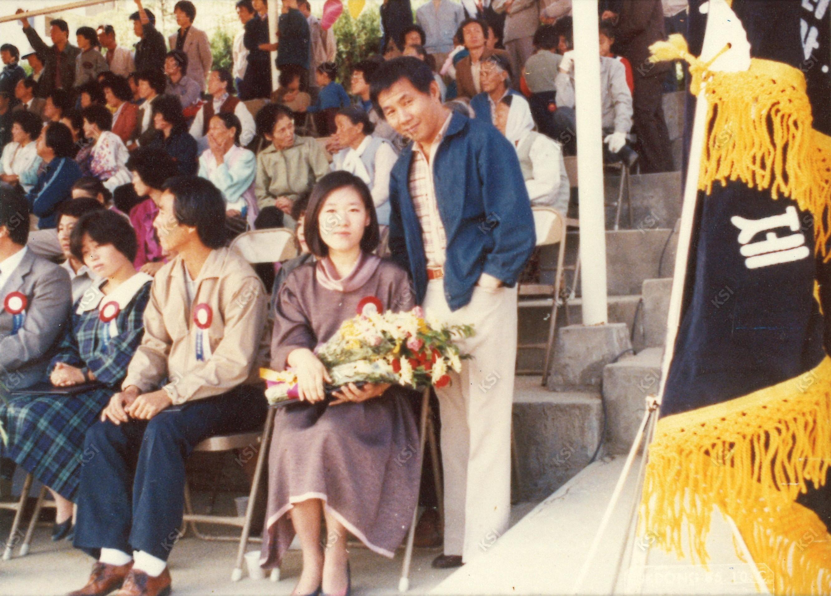 1980년대 순천향대학교 부속 구미병원에서 꽃을 들고 있는 모습