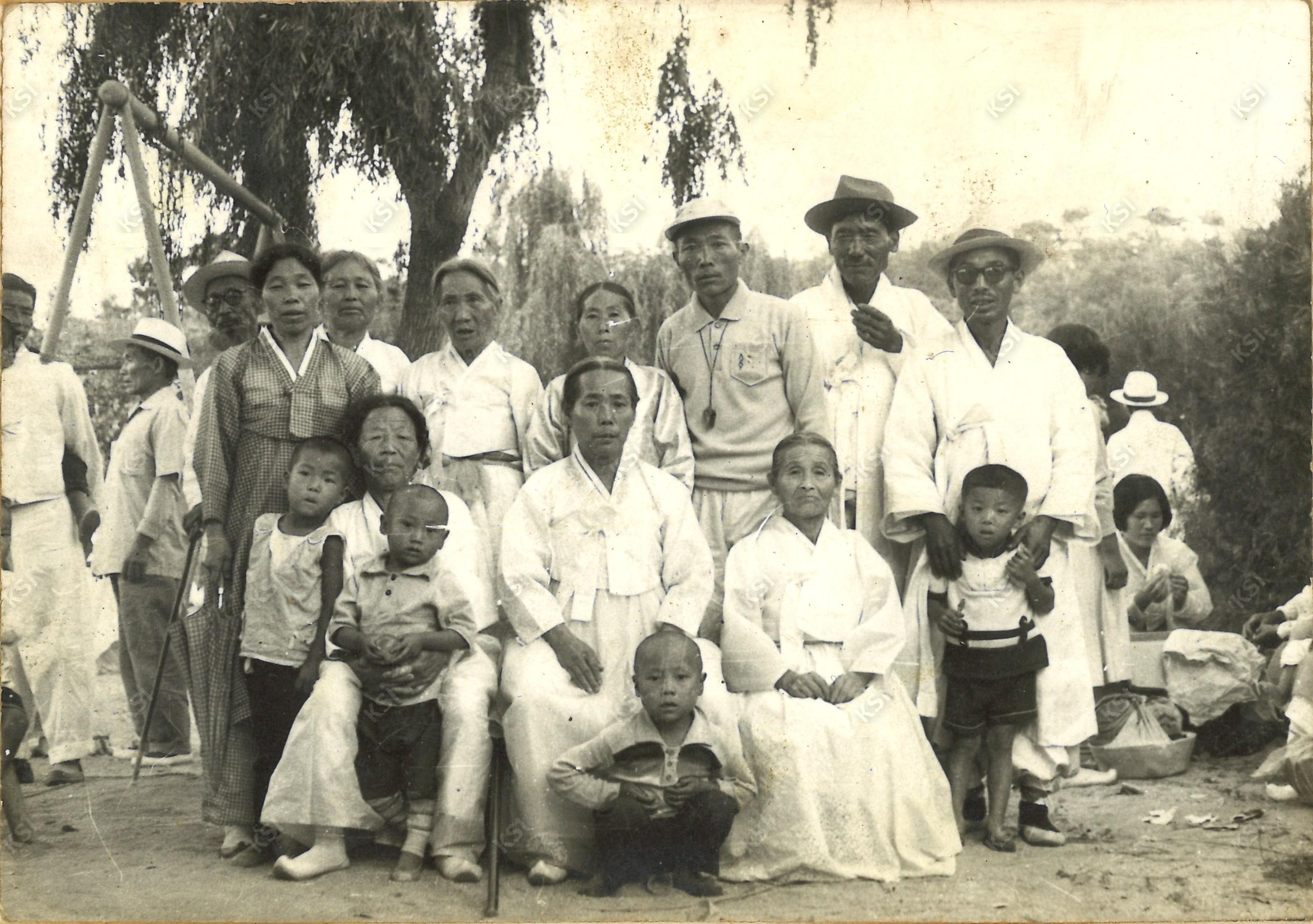 1960년대 초 학남국민학교 운동회 가족사진