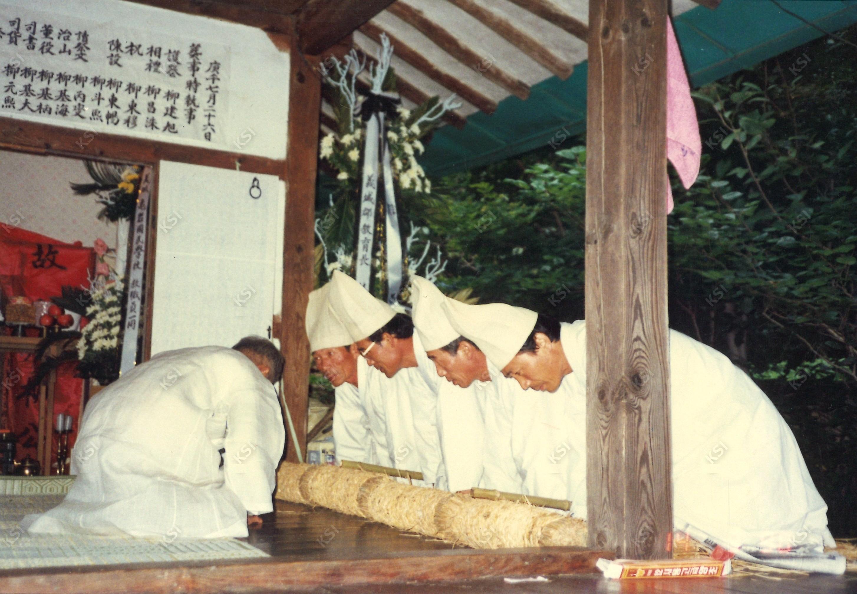 1990년 아버지 상례 때 조문객 맞이