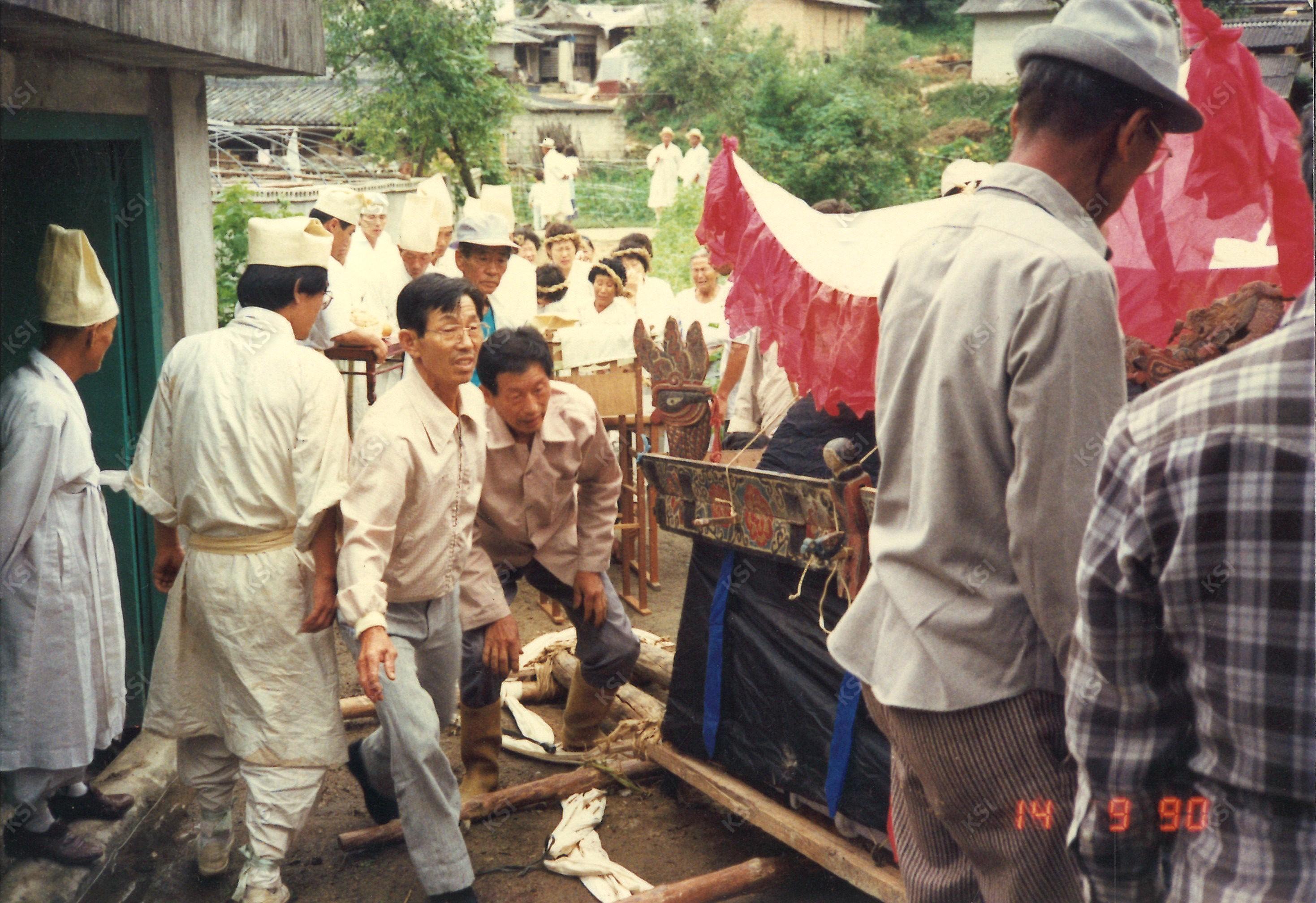 1990년 아버지 상례 때 상여 준비