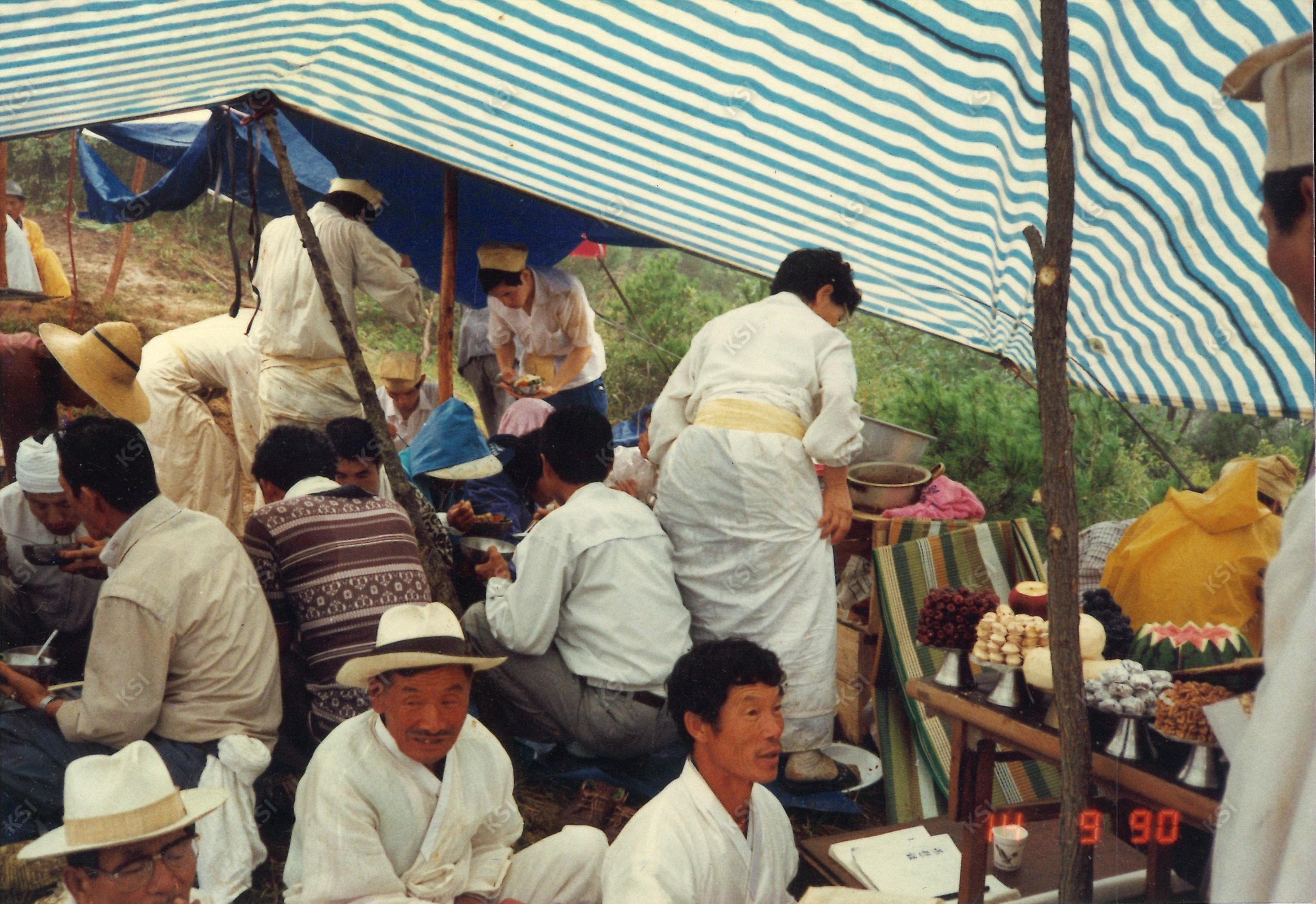 1990년 아버지 상례 때 장지 빈소 주변 풍경