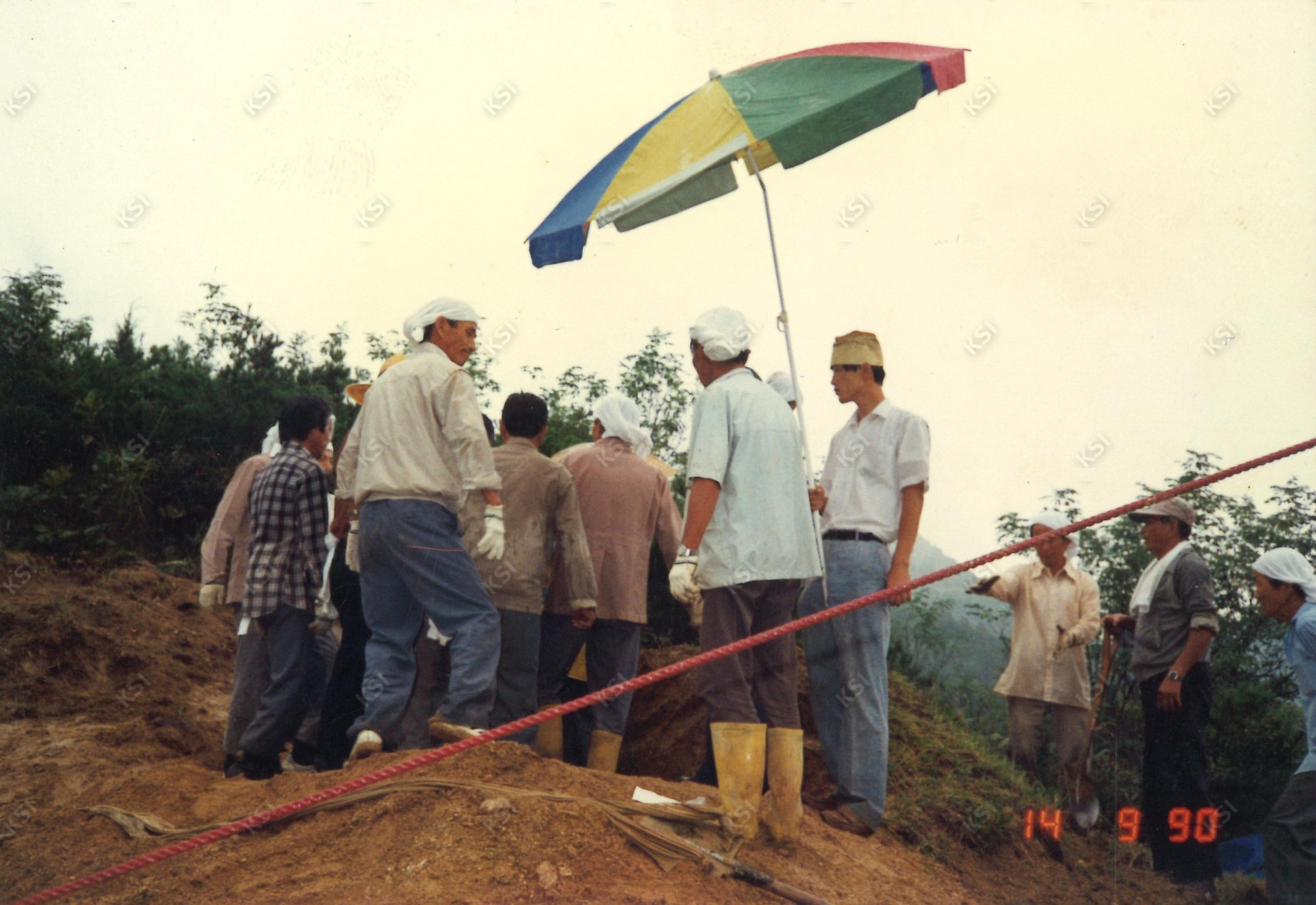 1990년 아버지 상례 때 묘지 조성 작업