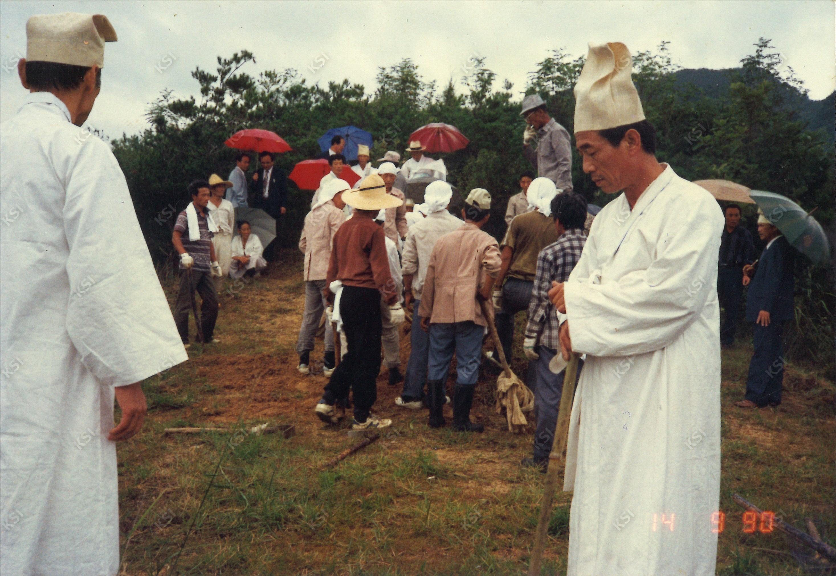 1990년 아버지 상례 때 묘지 조성 작업