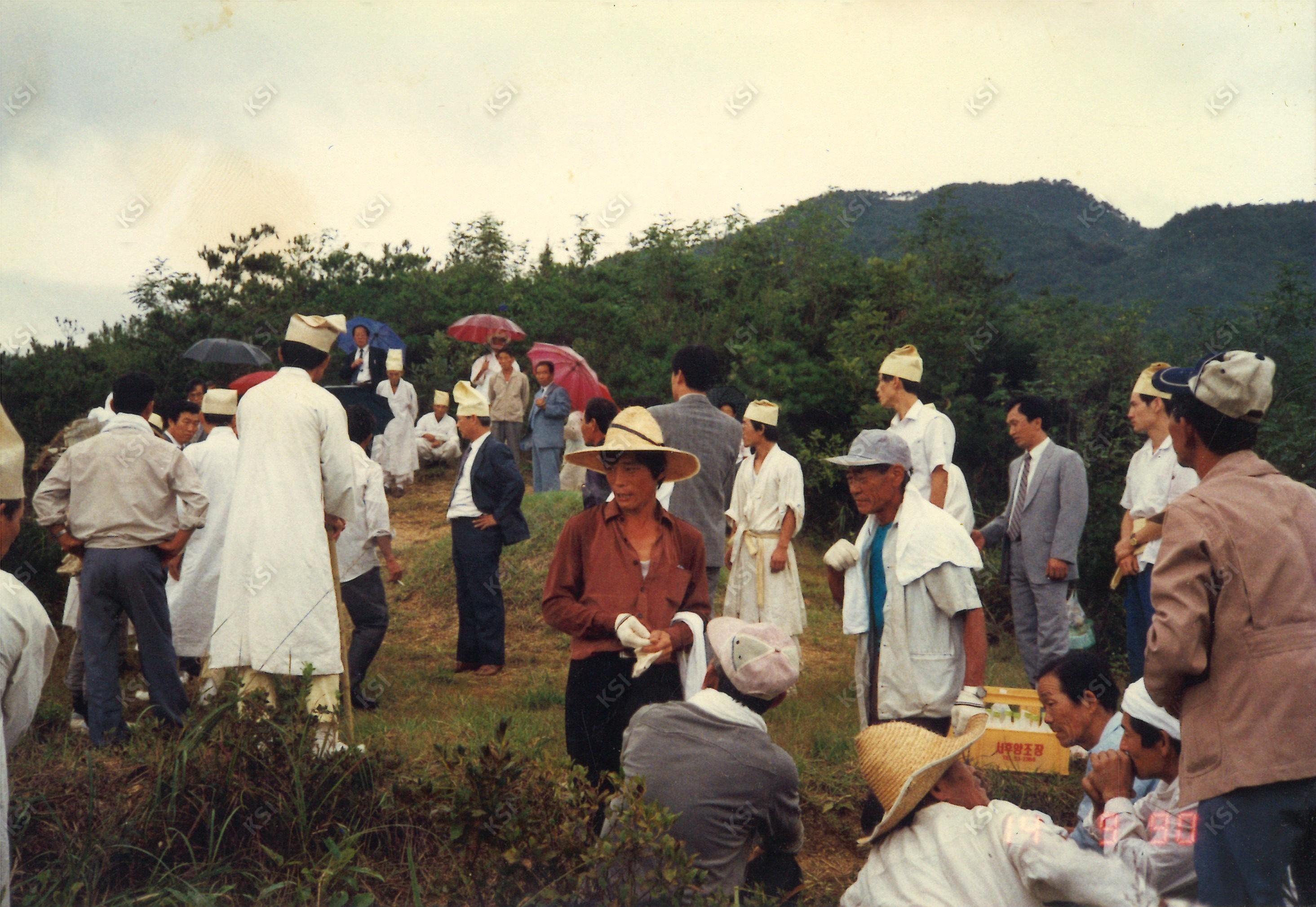 1990년 아버지 상례 때 묘소 주변 풍경