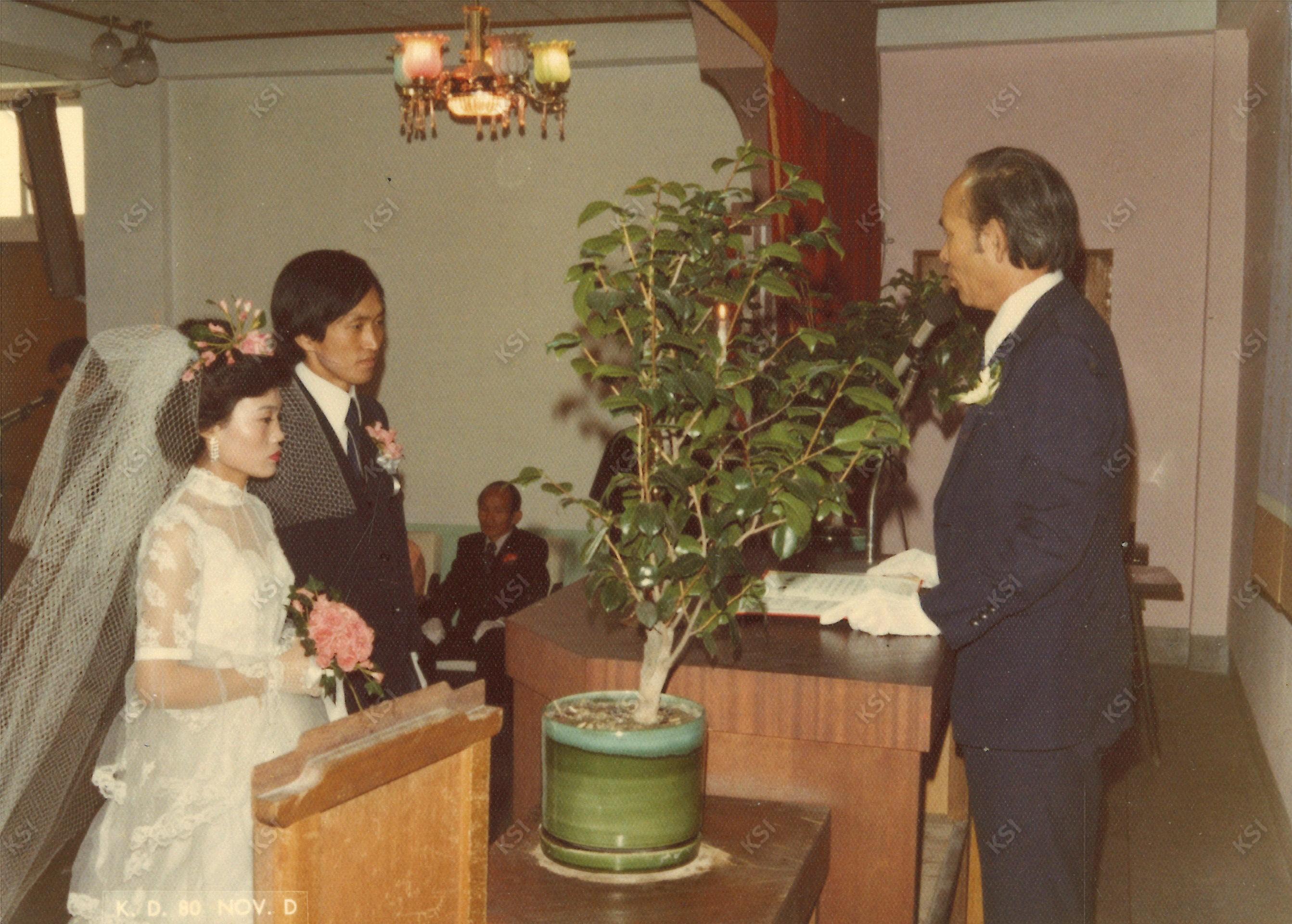 1980년 결혼식에서 주례 모습