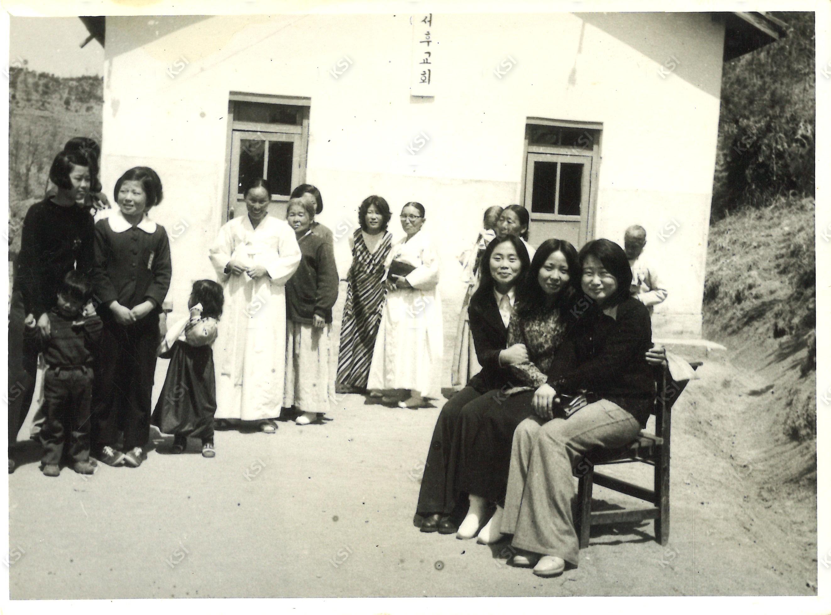 1960년대 서후교회 입구에 모여 있는 여성 신도들