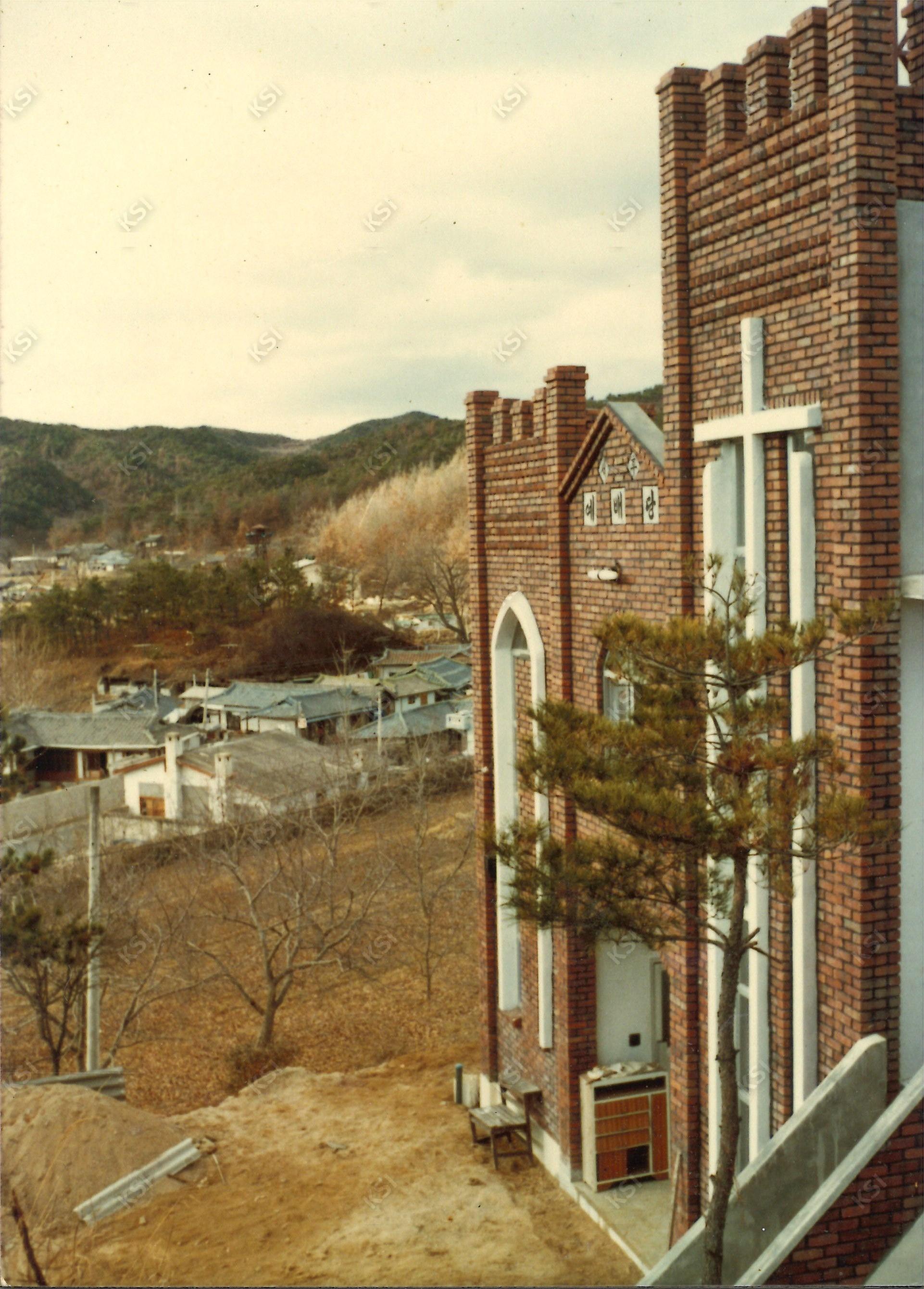 1984년 언덕에서 바라본 서후교회와 마을