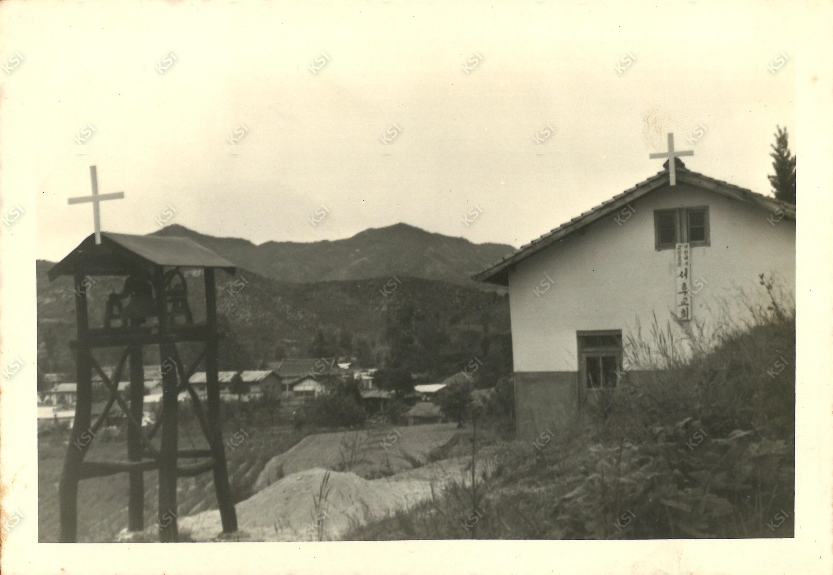 1960년대 말 서후교회 예배당과 종탑