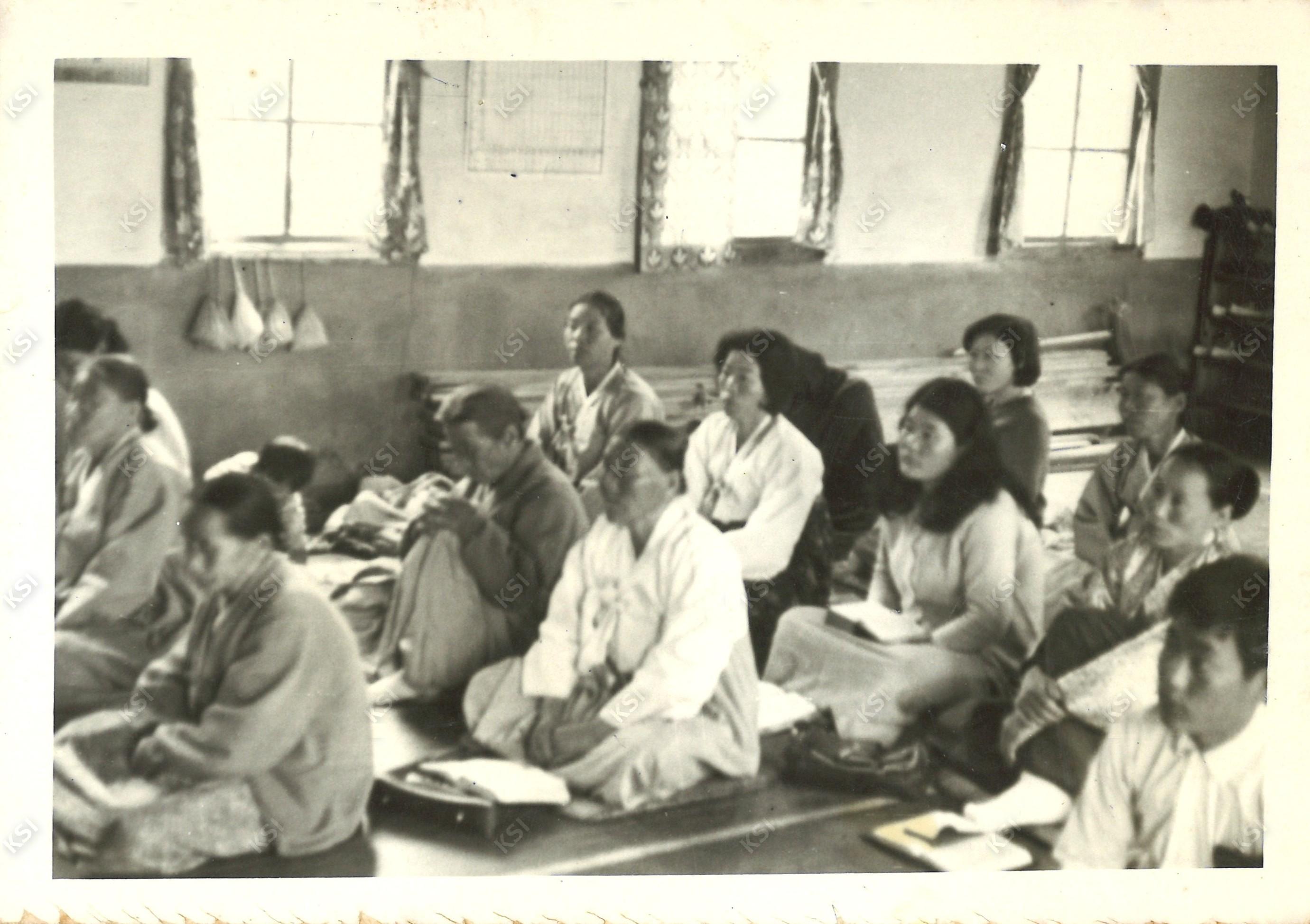 1960년대 서후교회에서 예배드리는 교인들