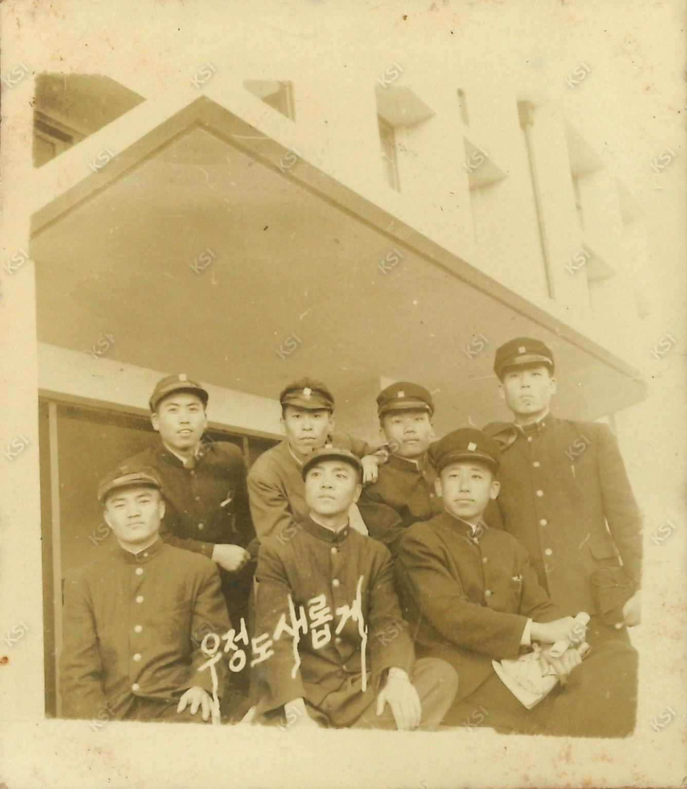 1950년대 초 안동사범학교 음악실 앞에서