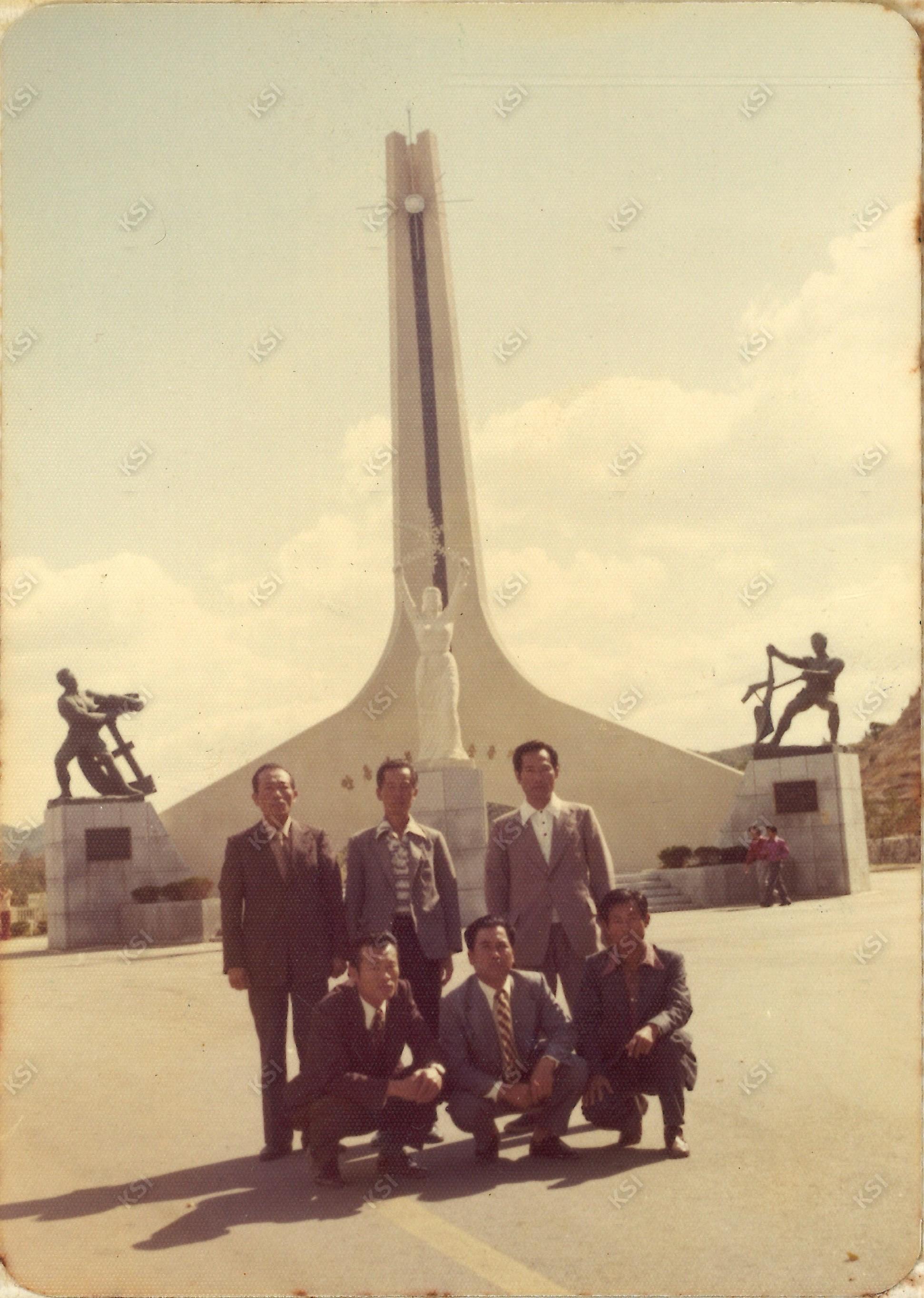 1977년 안동댐 앞에서