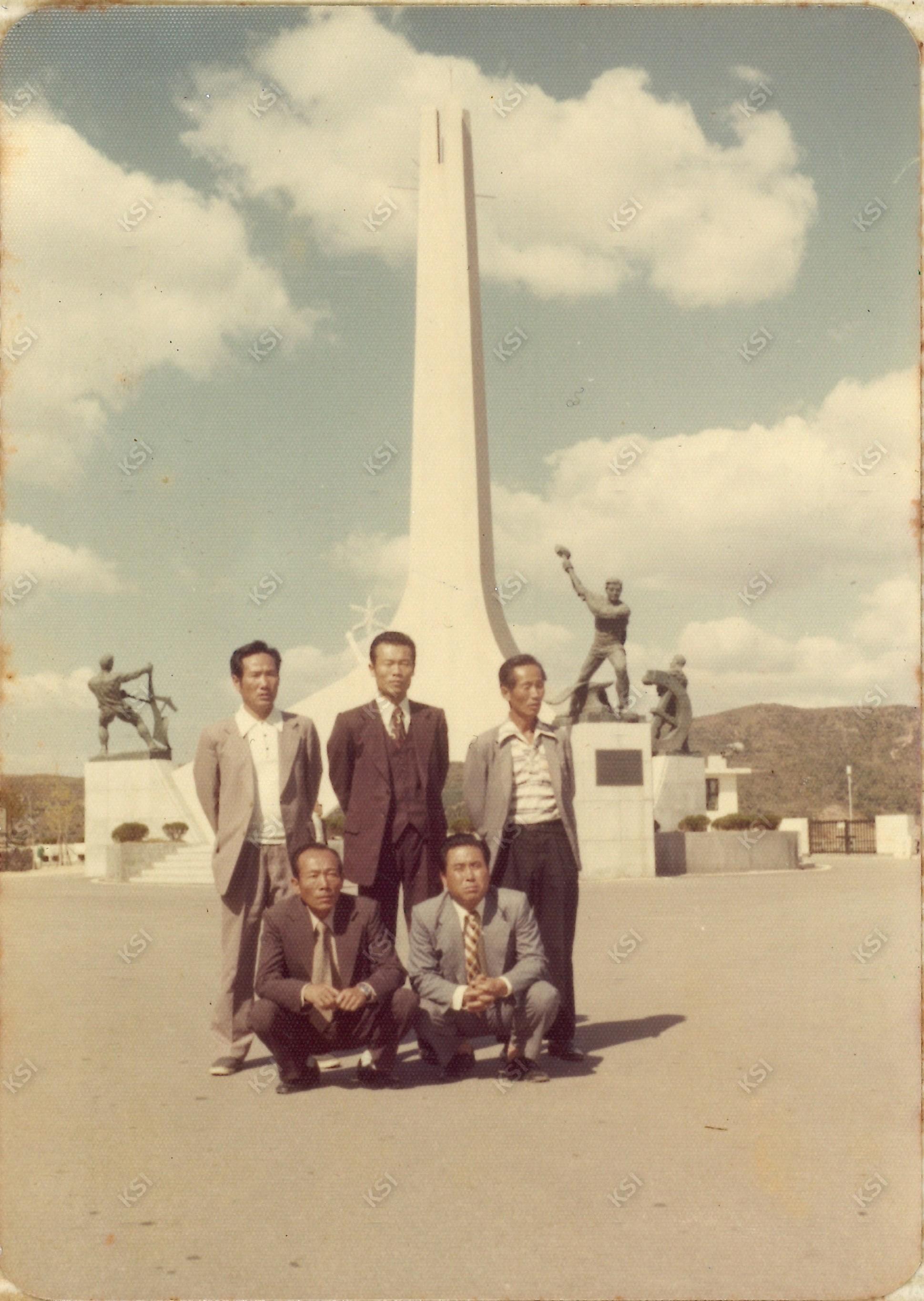 1977년 안동댐 앞에서