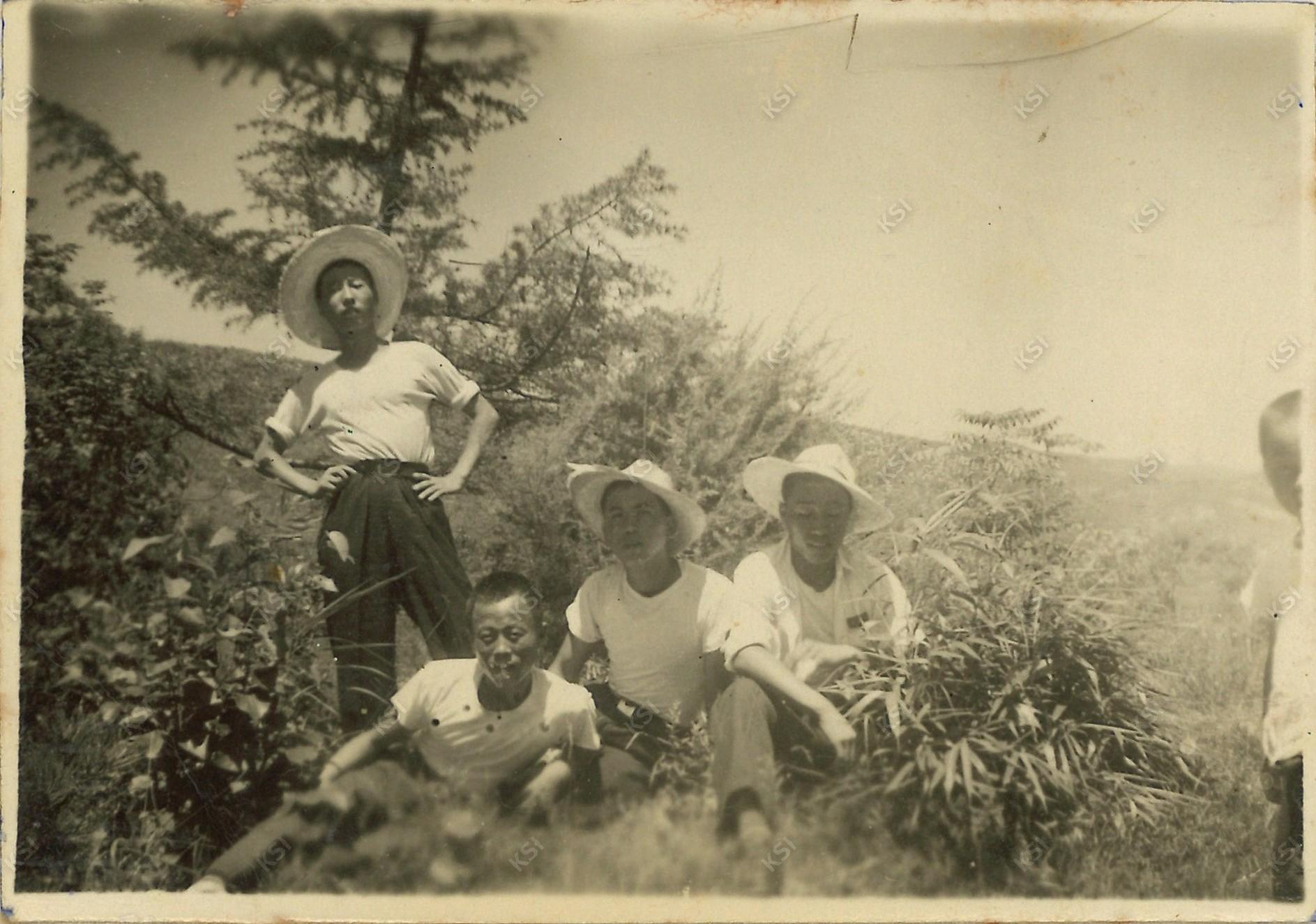 1954년 서후국민학교 동창과 학교 정원에서
