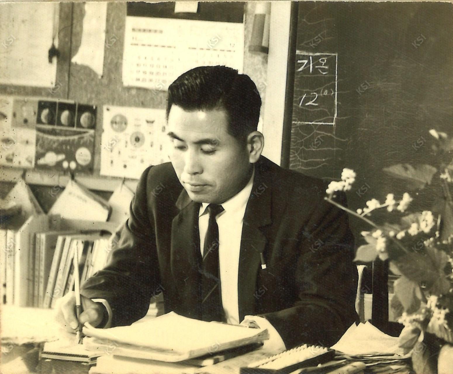 1960년대 대흥국민학교 6학년 교실에서