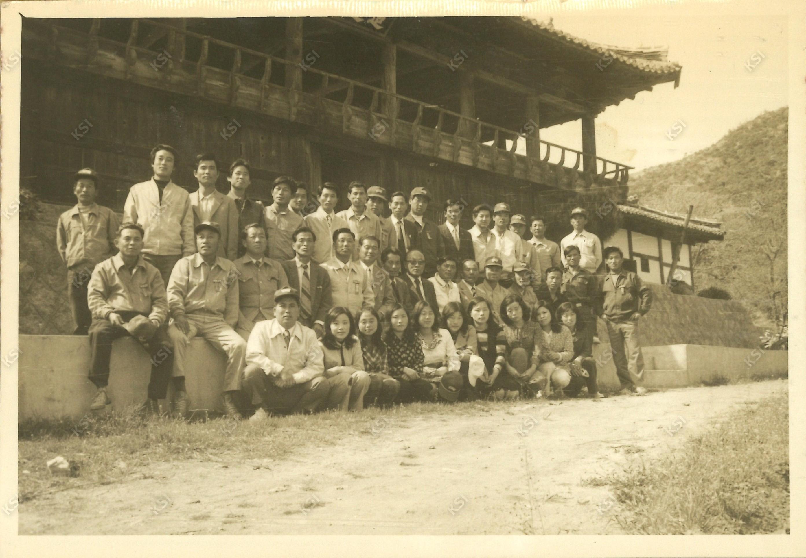 1970년대 능동재사 앞에서